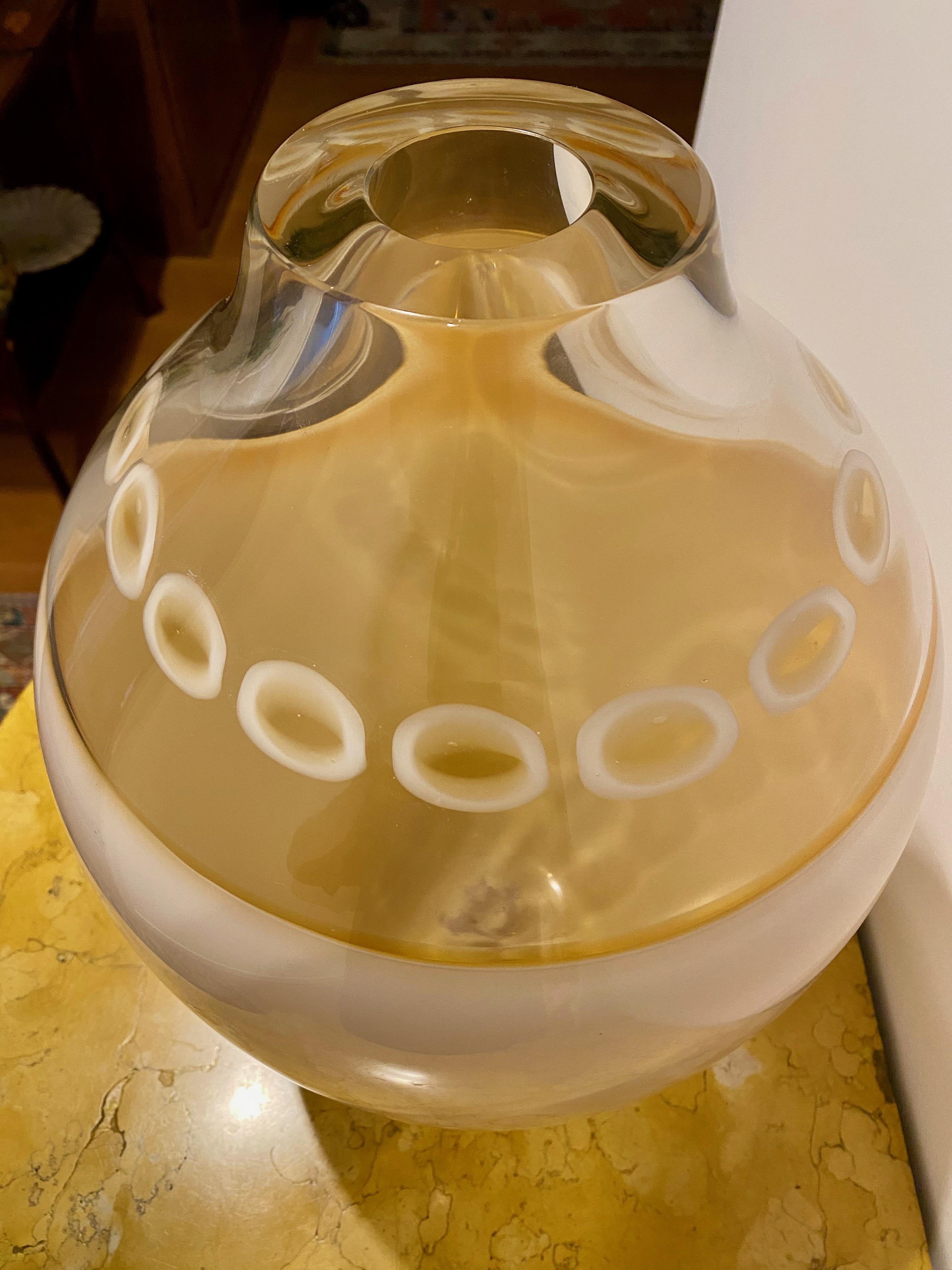Mid-Century moderno Alfredo Barbini (1912 - Murano - 2007). Un grande vaso di Murano degli anni '70. in vendita