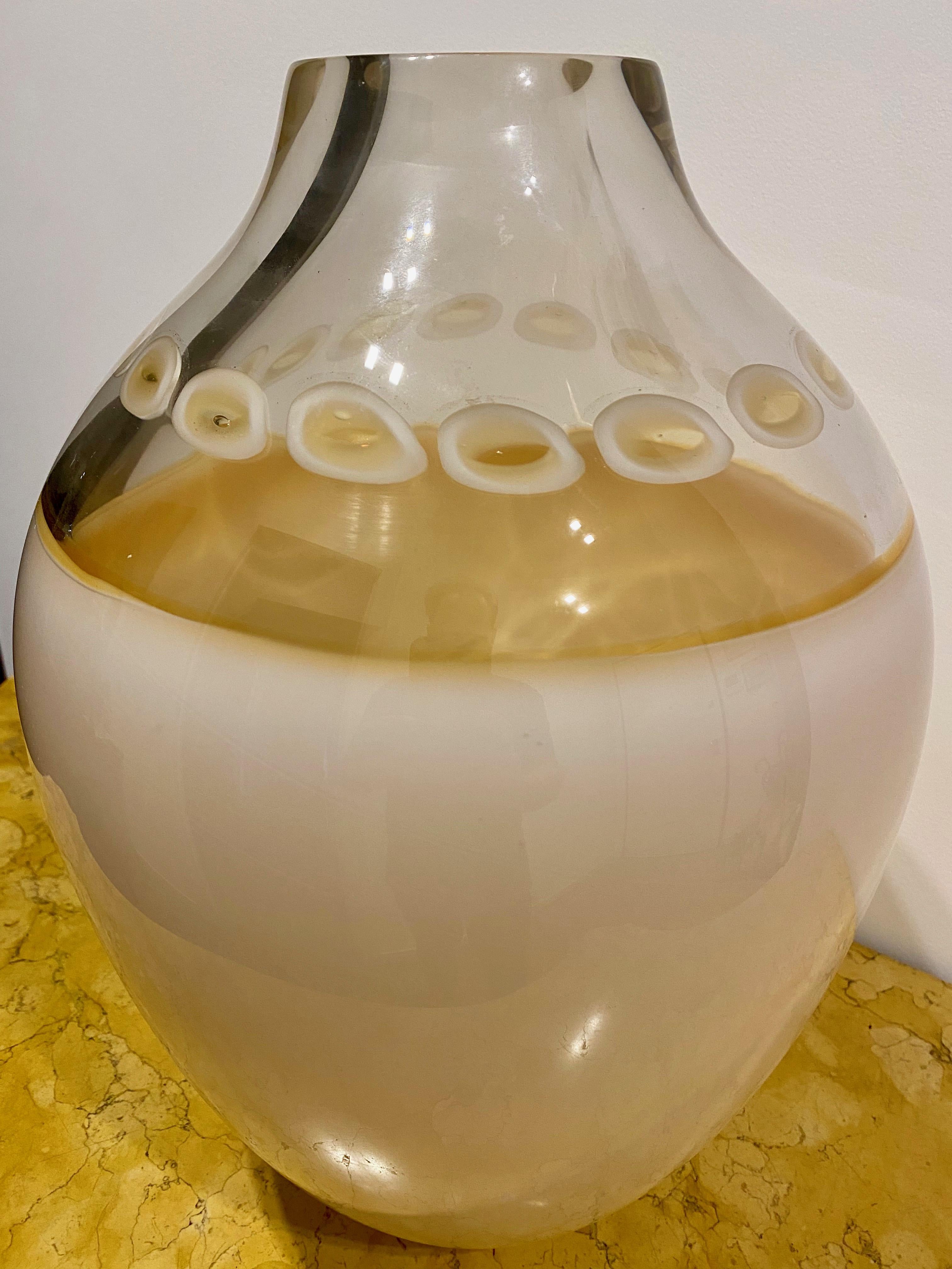 Italiano Alfredo Barbini (1912 - Murano - 2007). Un grande vaso di Murano degli anni '70. in vendita