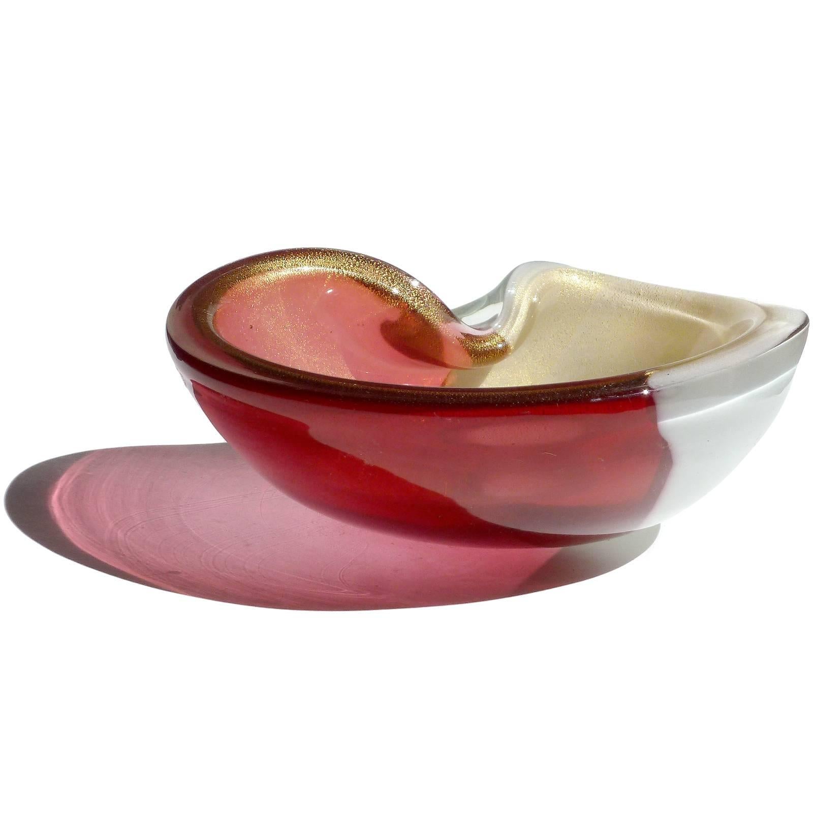 Beautiful vintage Murano hand blown Sommerso bi-color with gold flecks Italian art glass bowl in amethyst purple and white. Documented to designer Alfredo Barbini, circa 1950-1960. It has a nice sleek Eames kidney shape with decorative fold on the