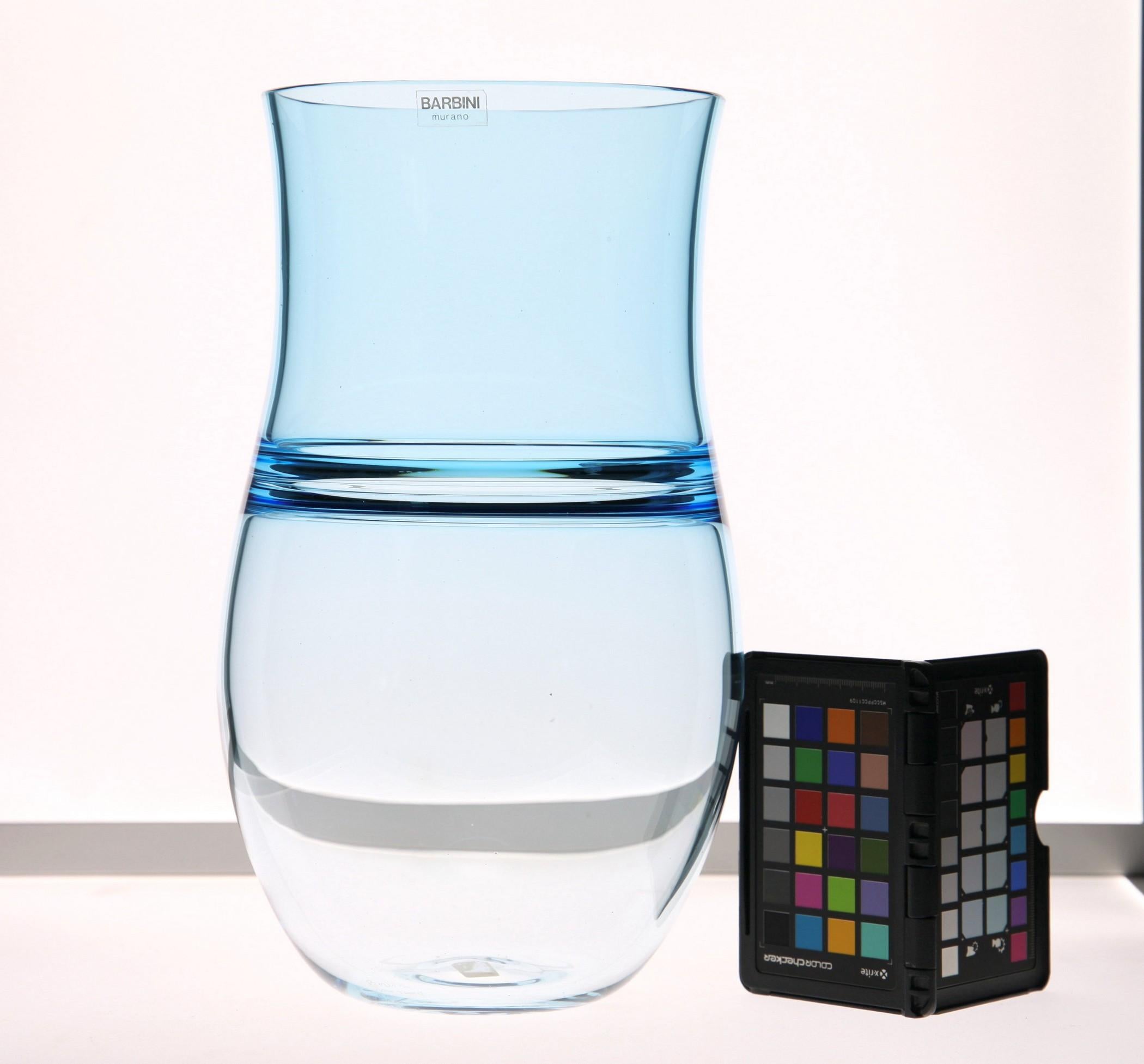 Joli récipient fabriqué à Murano par Alfredo Barbini. Ce vase est fabriqué en deux couleurs, aquamarine et transparent. Les couleurs sont unies par la technique de l'incalmo, l'une des plus difficiles dans le domaine du verre soufflé. En