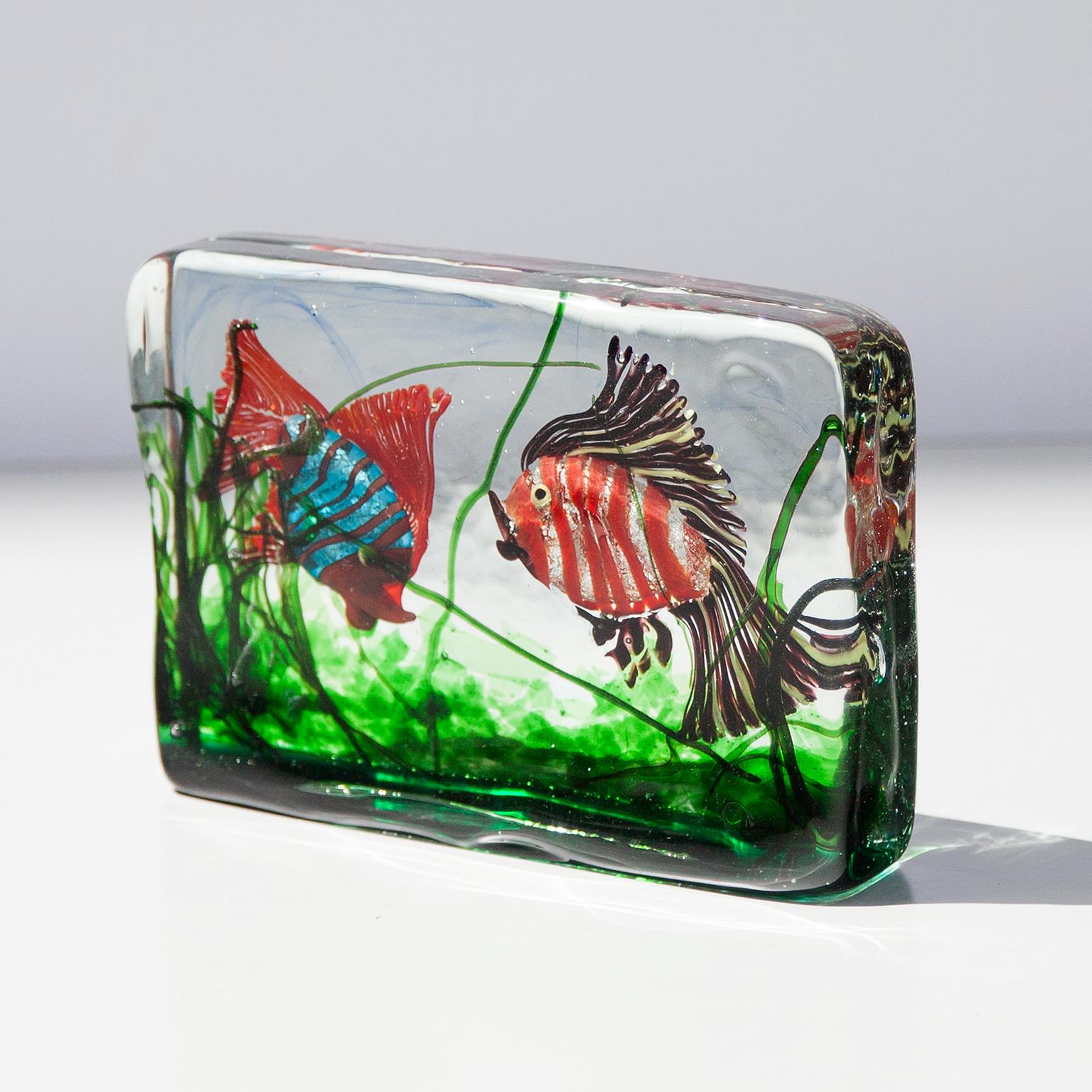 Alfredo Barbini Aquarium Murano Glass Object for Cenedese 1960 in very colorful Murano glass with inclusions of two fishes and sea plants within clear glass. Italy circa 1960s.
