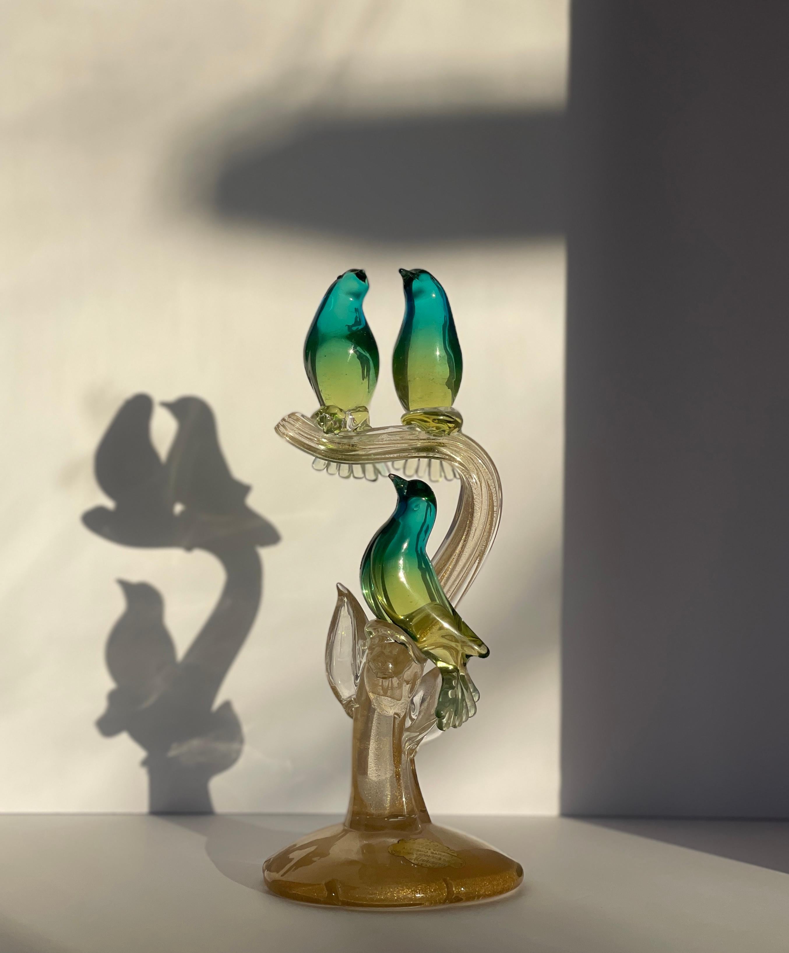 Une rare et exceptionnelle sculpture en verre de Murano du célèbre Alfredo Barbini, créée dans les années 1950 pour Weil Ceramics & Glass Co. Cette pièce étonnante représente trois perroquets stylisés, réalisés avec brio selon la technique du
