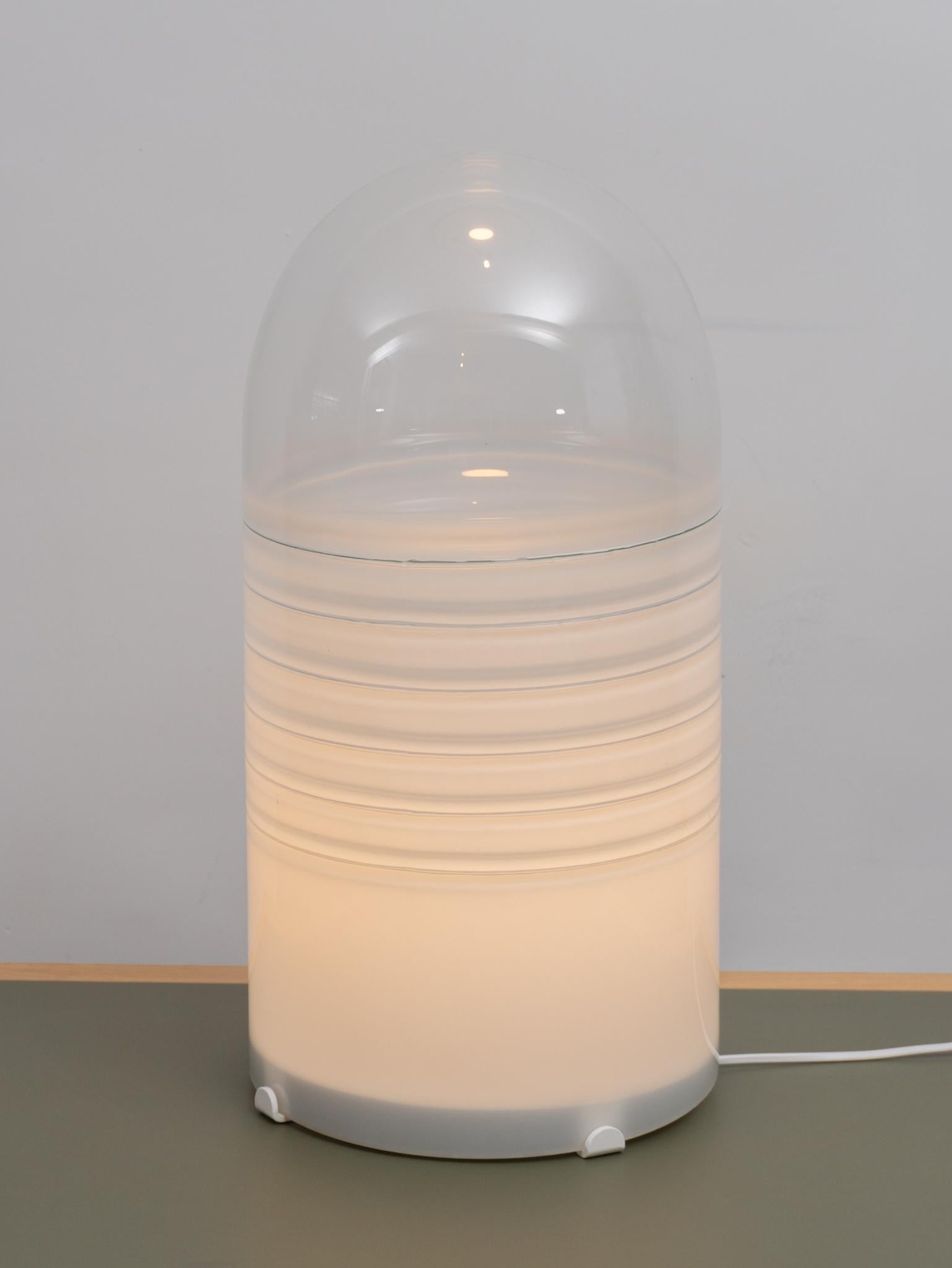 Moderne Steh-/Tischleuchte aus klarem, rundem Glas und Opalglas, entworfen von dem italienischen Glaskünstler Barbini, Murano, Italien, 1970er Jahre. Höhe 55CM.In perfektem guten Zustand.



Alfredo Barbini (1912-2007), ein Glaskünstler, der 1912