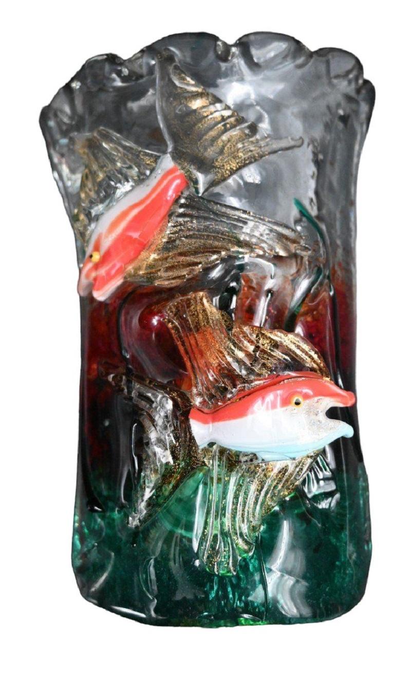Coppia di appliques in vetro di Murano degli anni '50 di Alfredo Barbini per l'azienda vetraria Cenedese, ognuna con squisiti dettagli multicolore, raffiguranti pesci in un acquario subacqueo. Ciascuna è composta da un singolo apparecchio e da una