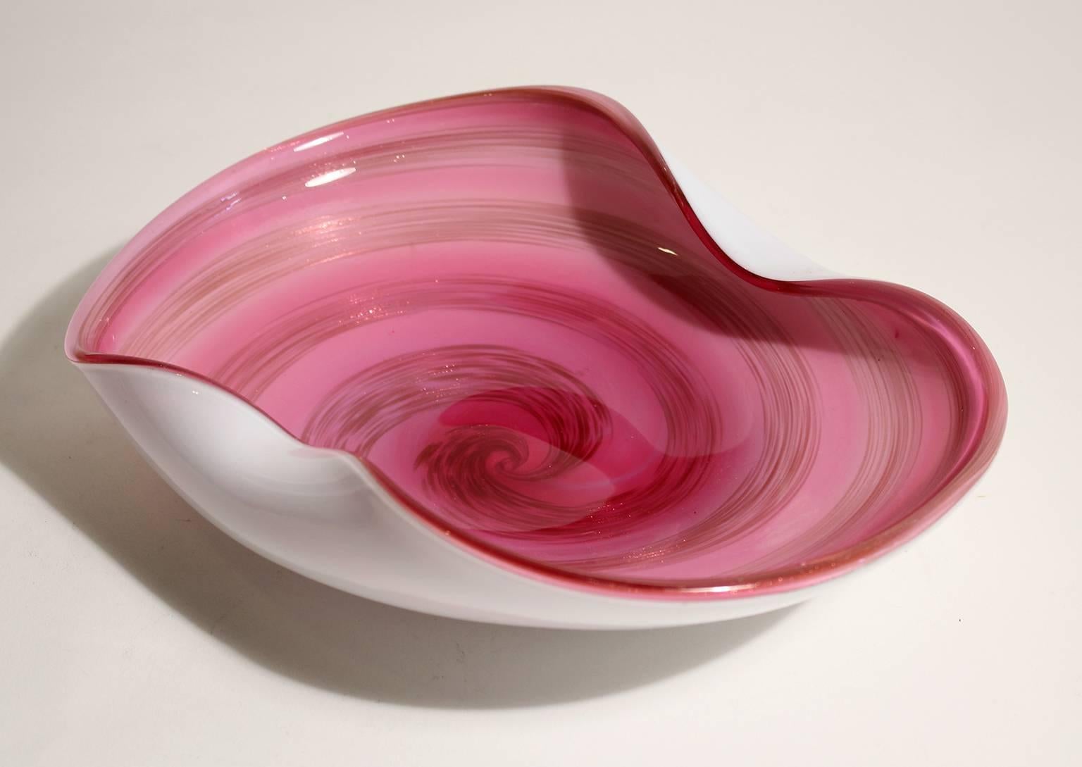 Beautiful folded edge pink and gold speck art glass centerpiece dish bowl made by Alfredo Barbini for Murano glass, circa 1950s. Made in Italy. In excellent condition. Measures: 10 1/2