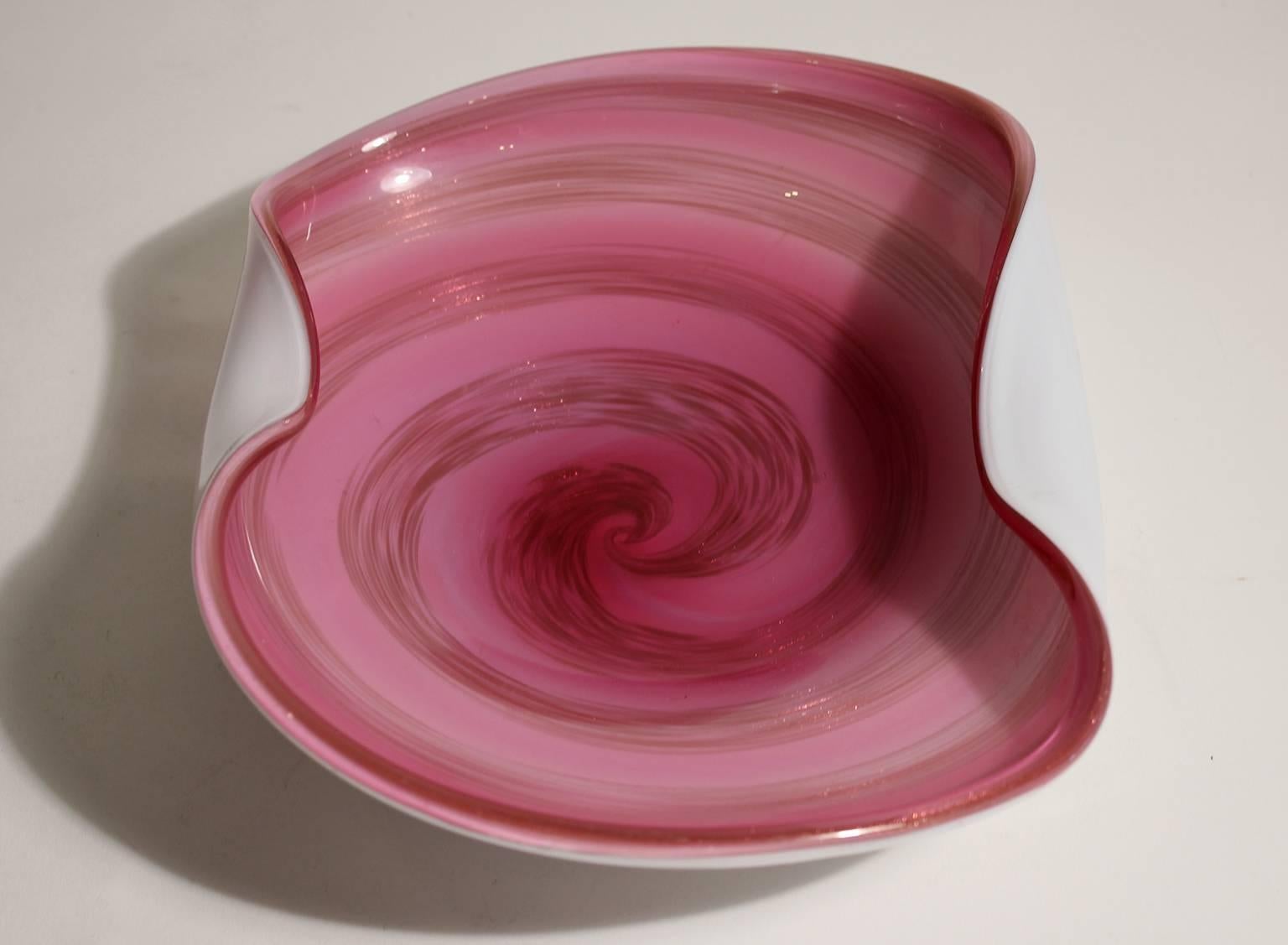 20th Century Alfredo Barbini for Murano Art Glass Pink and Gold Swirled Centerpiece Dish Bowl
