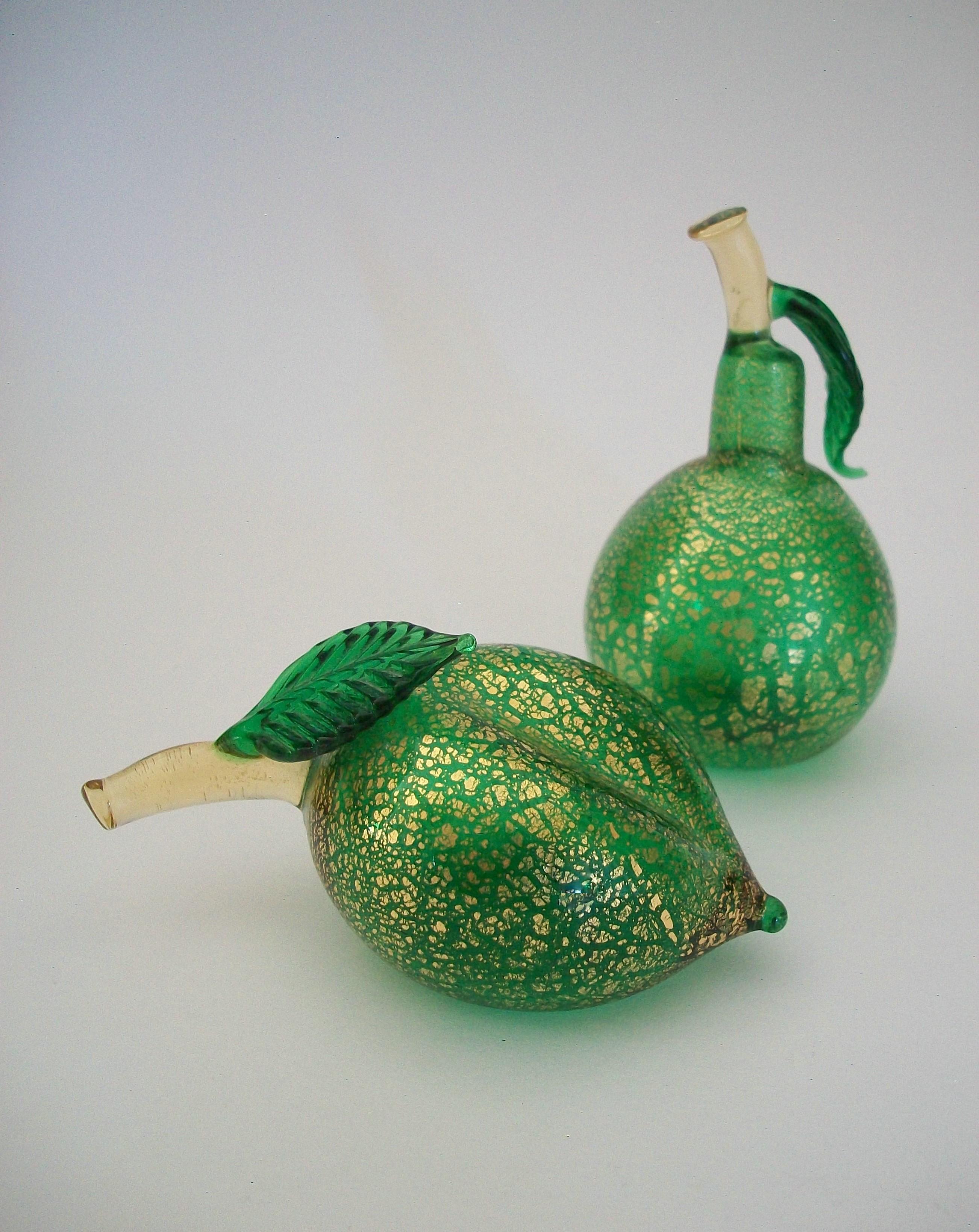 Hand-Crafted ALFREDO BARBINI - Green & Gold Murano Glass Lemon & Pear - Italy - Circa 1960's For Sale