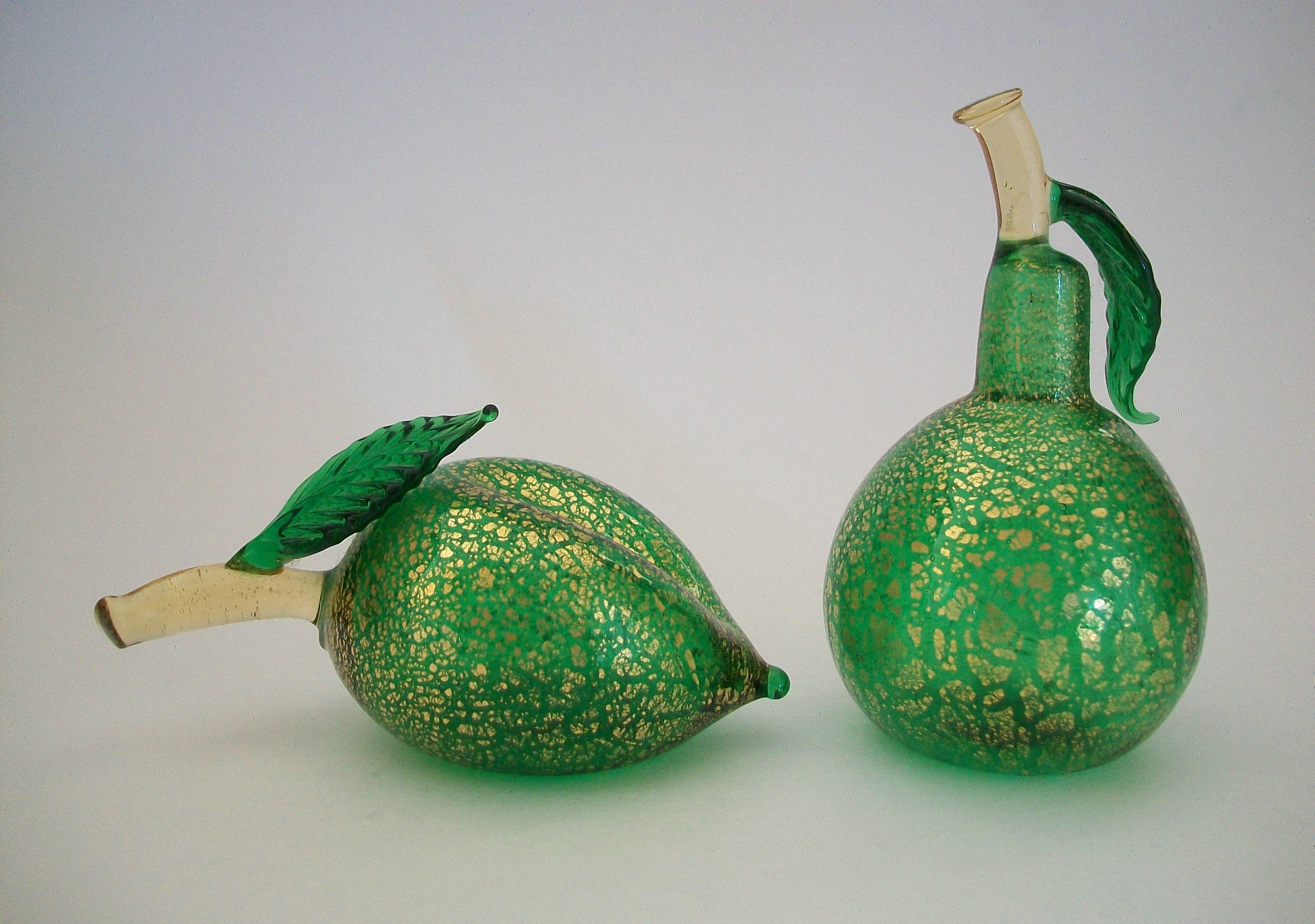 ALFREDO BARBINI - Green & Gold Murano Glass Lemon & Pear - Italy - Circa 1960's In Good Condition For Sale In Chatham, ON
