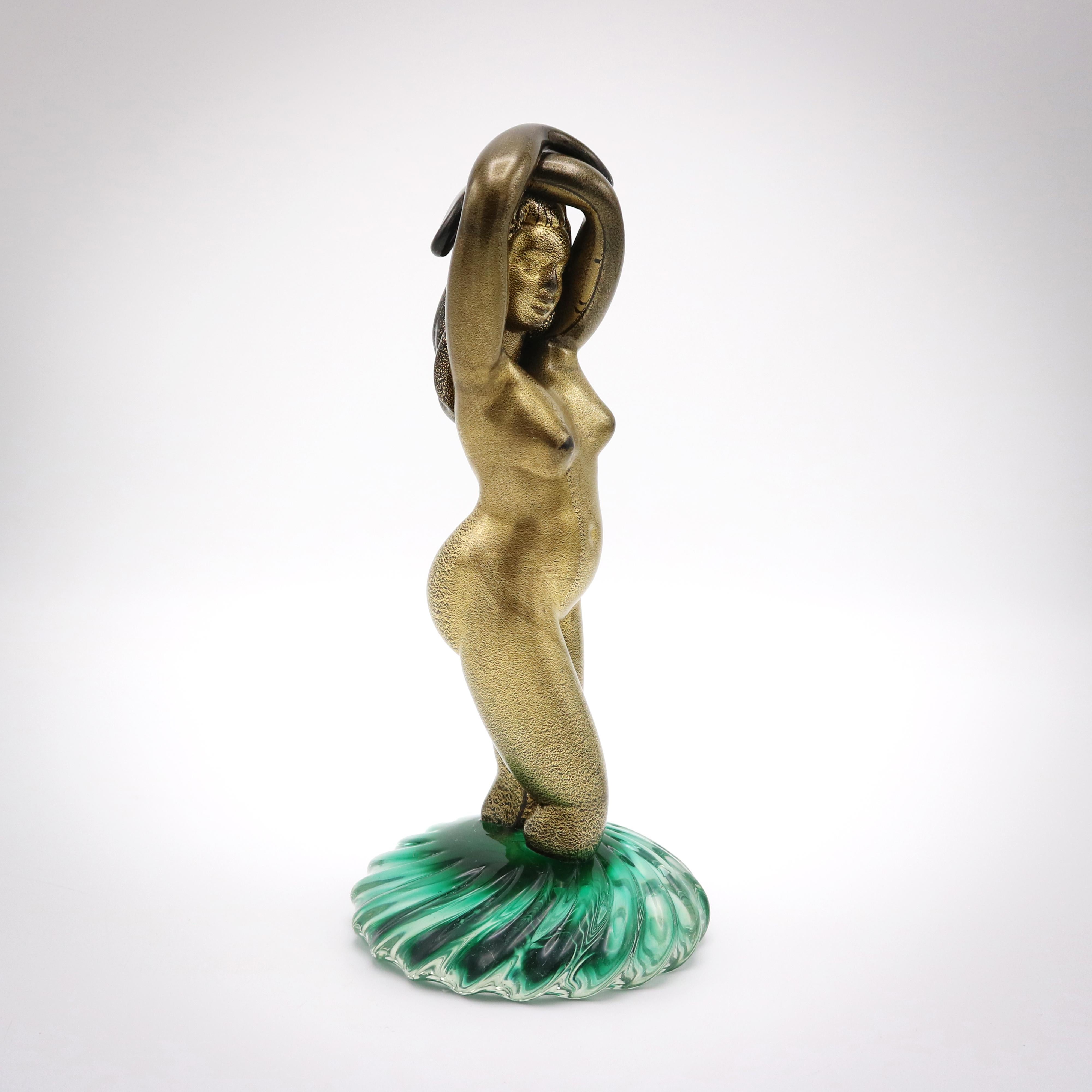 Una escultura de vidrio artístico italiano Alfredo Barbini 'Nudo a massello' frita negra,
Lámina de oro fundido, base transparente con capa verde oscuro. Marcado: Alfredo Barbini.