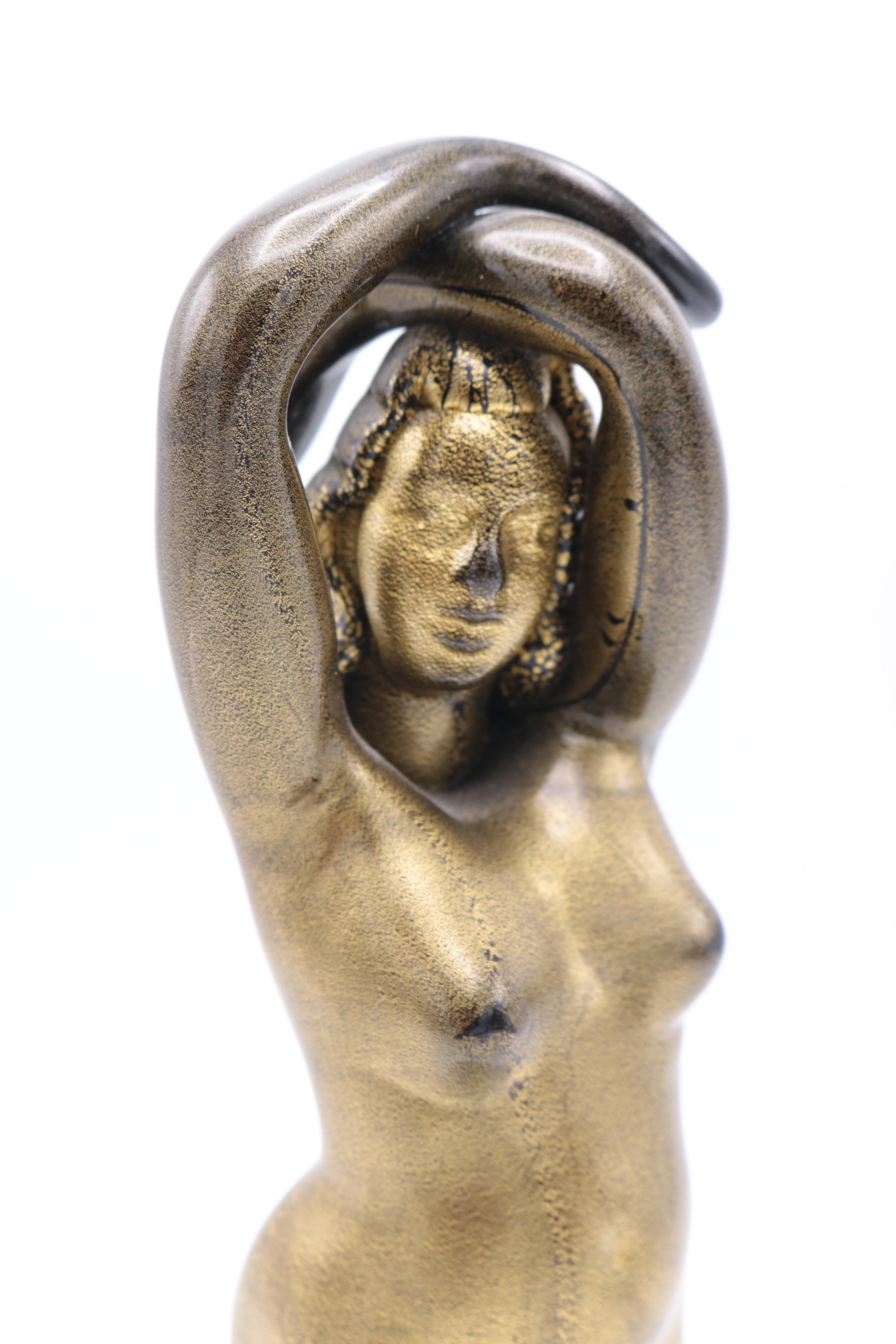 Sculpture en verre d'art italien d'Alfredo Barbini, 'Nudo a massello', fritté noir,
feuille d'or fusionnée, base transparente avec couche vert foncé. Marqué : Alfredo Barbini.