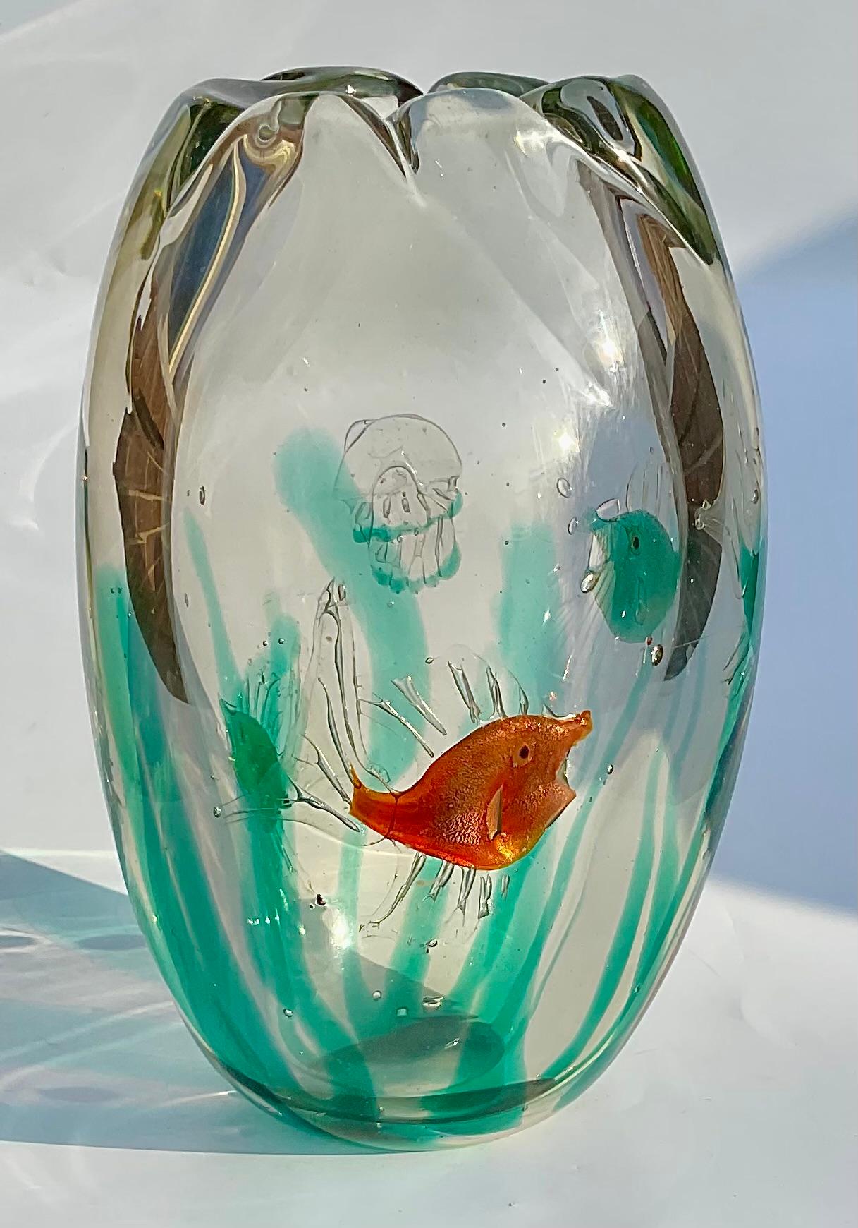 Alfredo Barbini Large and Vibrant Murano Art Glass Aquarium Vase Italian 1950s In Good Condition For Sale In Ann Arbor, MI