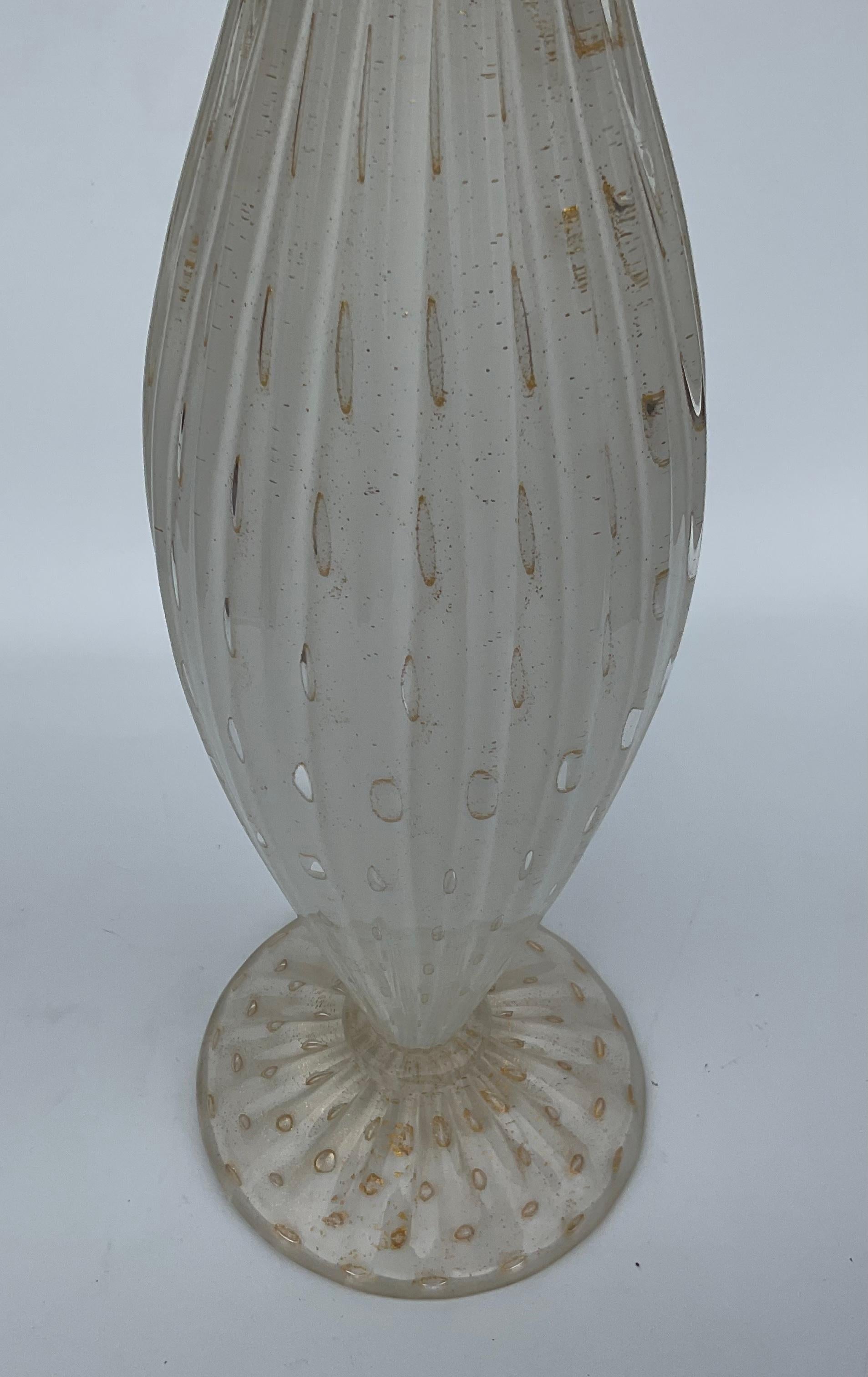Große Dekanterflasche aus Muranoglas mit kontrollierter Blase von Alfredo Barbini aus Weißgold  (Moderne der Mitte des Jahrhunderts) im Angebot