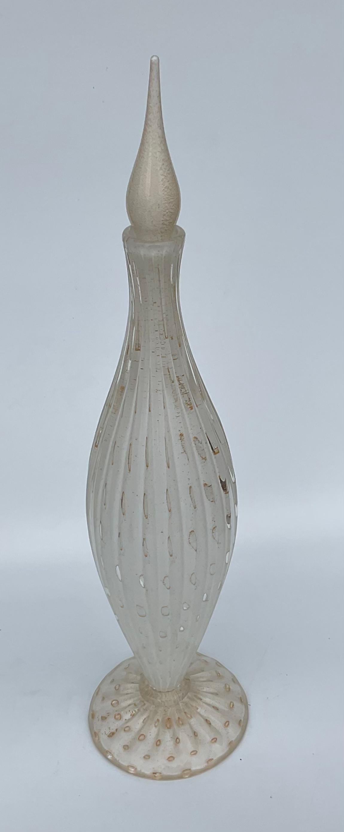 Große Dekanterflasche aus Muranoglas mit kontrollierter Blase von Alfredo Barbini aus Weißgold  (Mitte des 20. Jahrhunderts) im Angebot