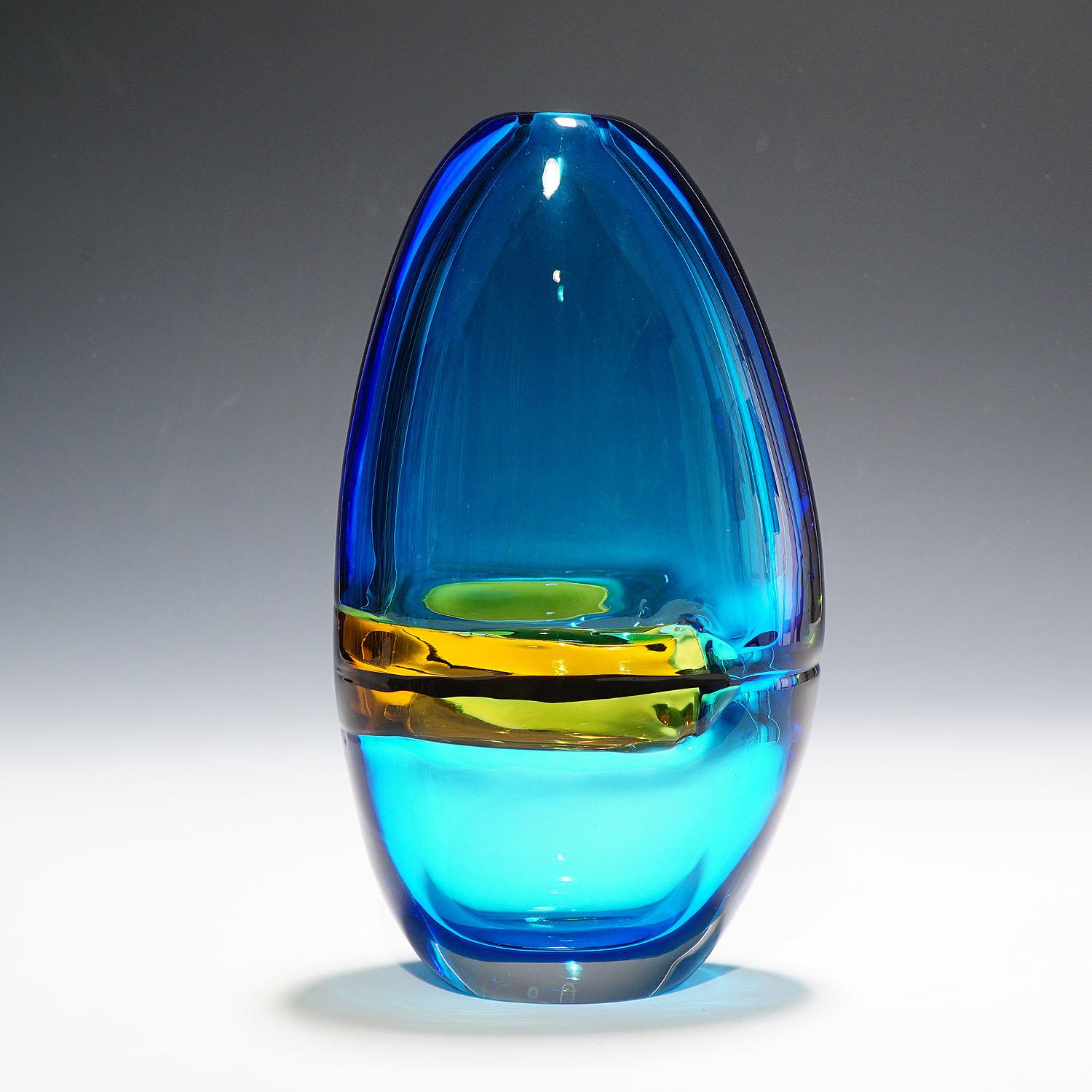 Alfredo Barbini Große Vase 'doppio incalmo', Venedig um. 1965

Eine große, schwere Glasvase, hergestellt und entworfen von Alfredo Barbini um 1965. Dickes klares, blaues, gelbes und schwarzes Glas in Incalmo-Technik geschmolzen. Mit eingravierter