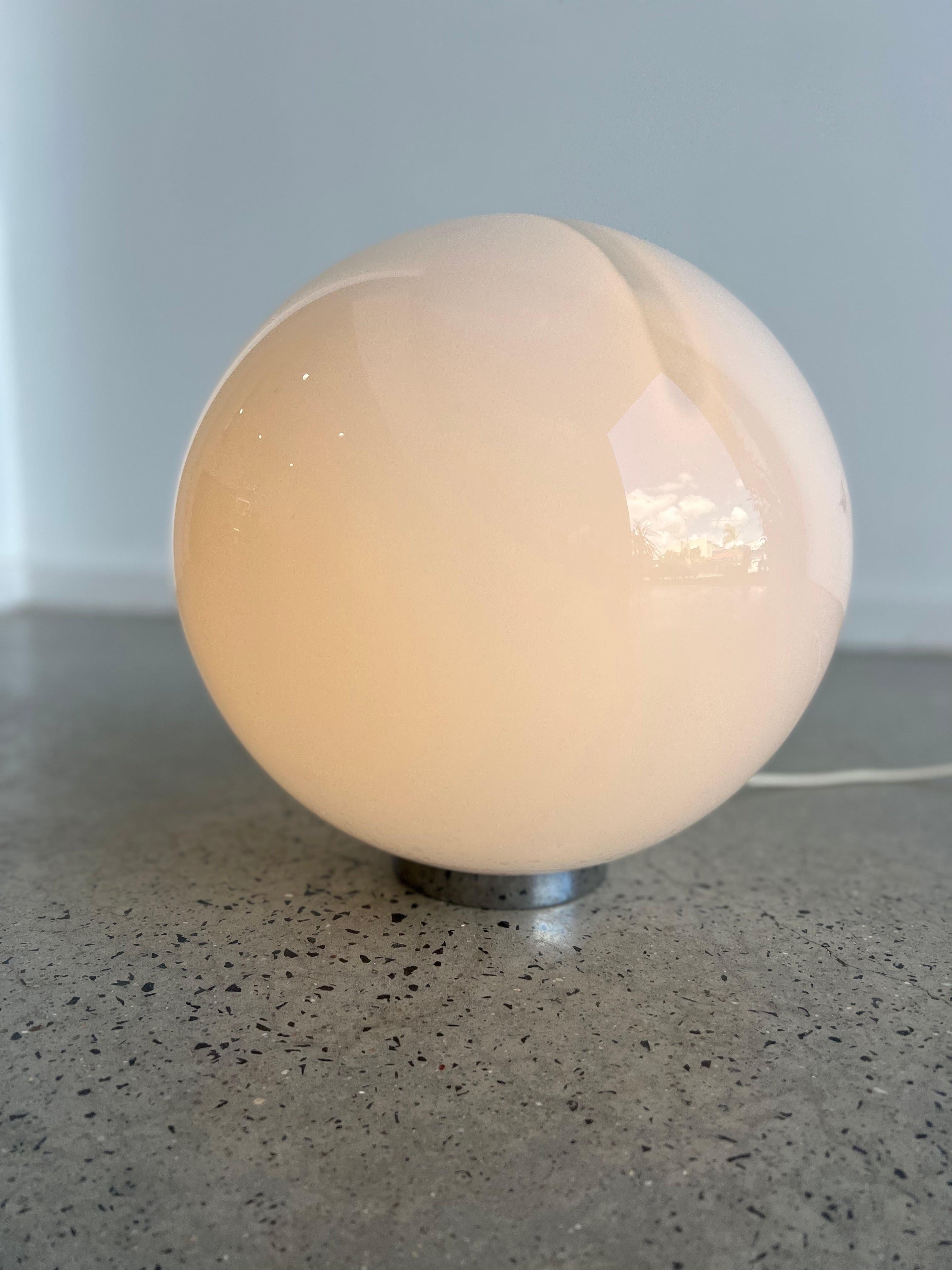 italien Lampe de table en verre de Murano blanc de forme sphérique Alfredo Barbini MODERNITY 1970 en vente