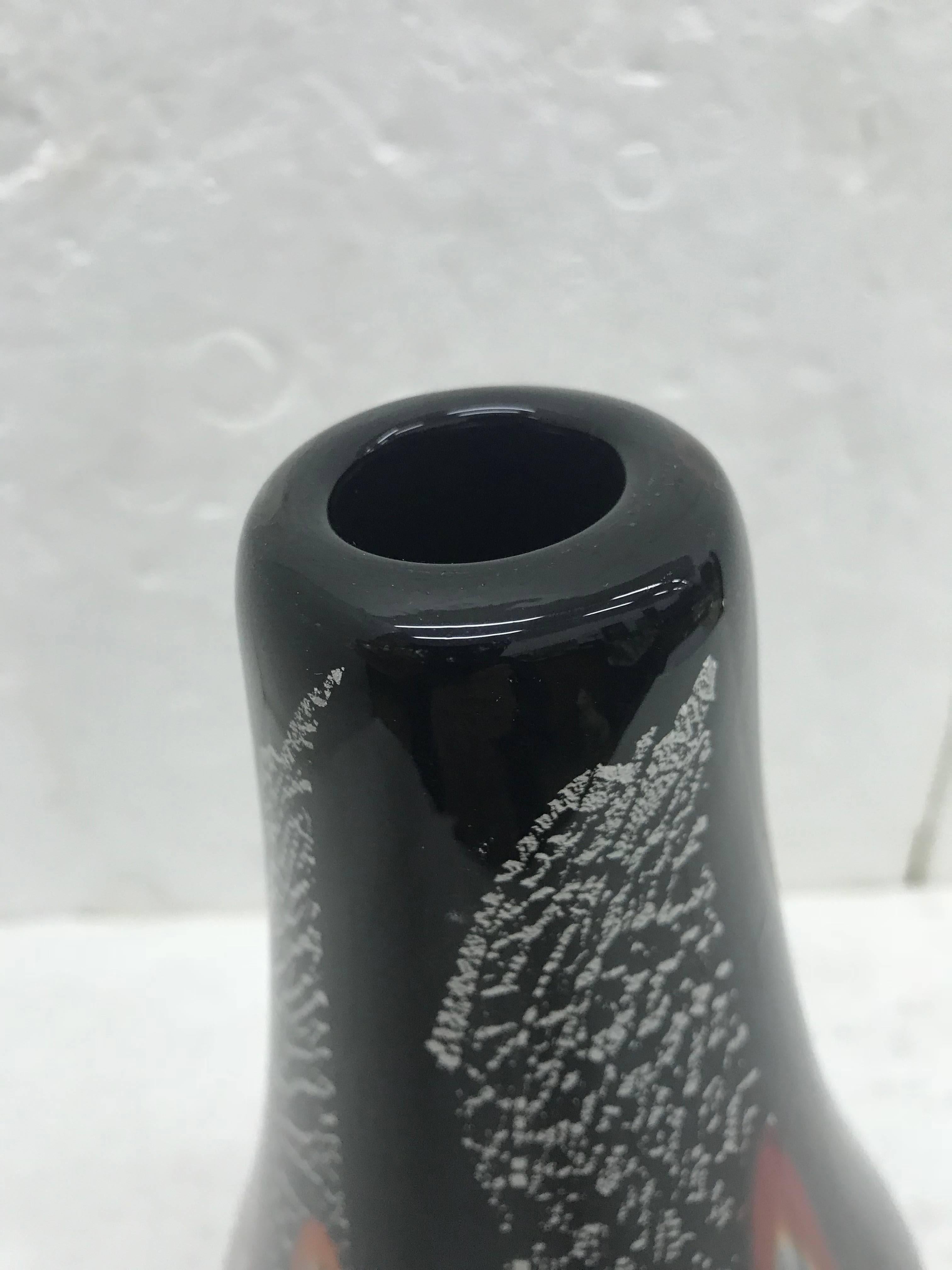 Die Vase aus schwarzem und weißem Murano-Glas mit Murrin-Einsätzen ist auf dem Boden signiert: Barbini 1975. Sie wurde von Alfredo Barbini entworfen und hergestellt und ist ein auffallendes und anspruchsvolles Stück, das charakteristisch für