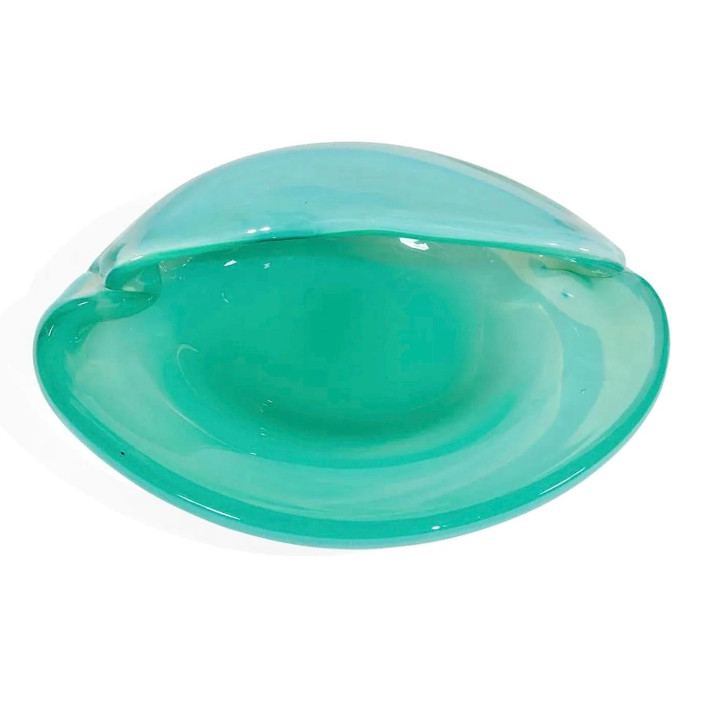 Alfredo Barbini Murano art glass clam bowl, vide-poche, Italy, 1960s, labeled.
Alfredo Barbini (1912-2007); Teal/Turquoise clam bowl; Murano, Italy, circa 1960; partial sticker label
Measures: 7