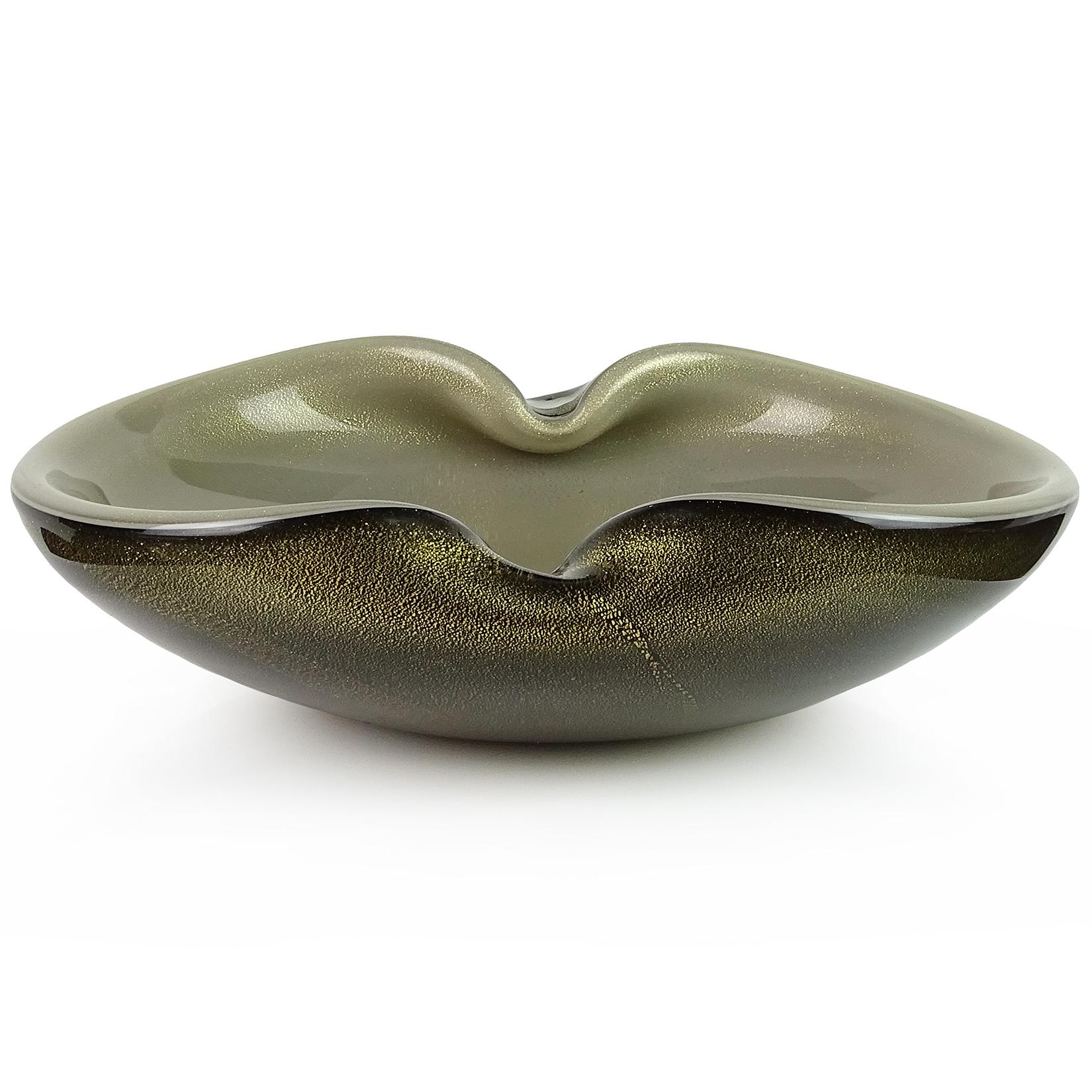 Precio por artículo (2 disponibles como se muestra). 
Hermoso y grande cuenco vintage de Murano soplado a mano con motas negras, grises y doradas de vidrio artístico italiano para centro de mesa. Documentado al diseñador Alfredo Barbini, hacia