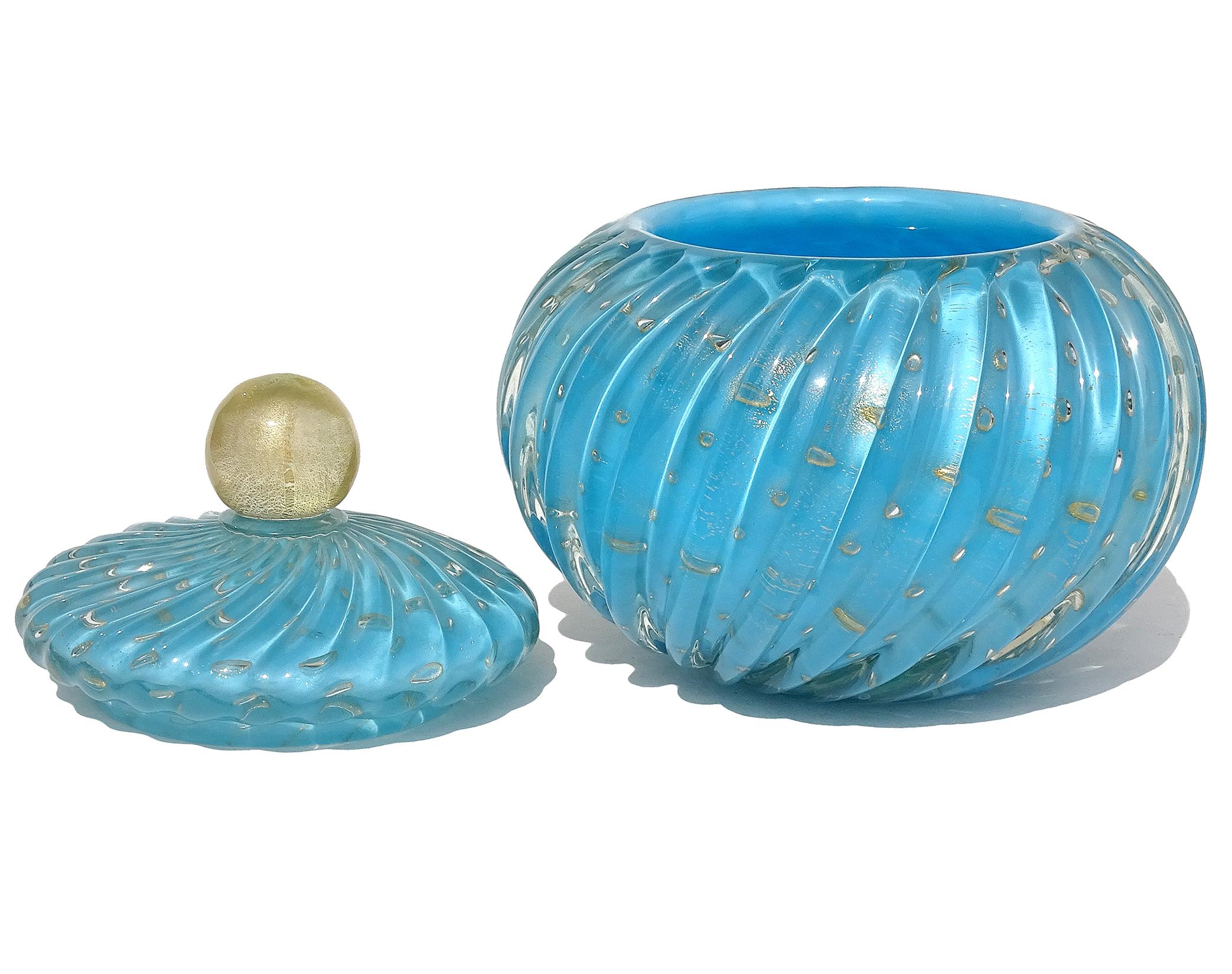 Schöne, große Vintage Murano mundgeblasen blau, kontrolliert Blasen und Goldflecken italienische Kunst Glas Keksdose / Container. Dokumentiert für den Designer Alfredo Barbini, ca. 1950er Jahre. Veröffentlicht und in seinem Katalog als 