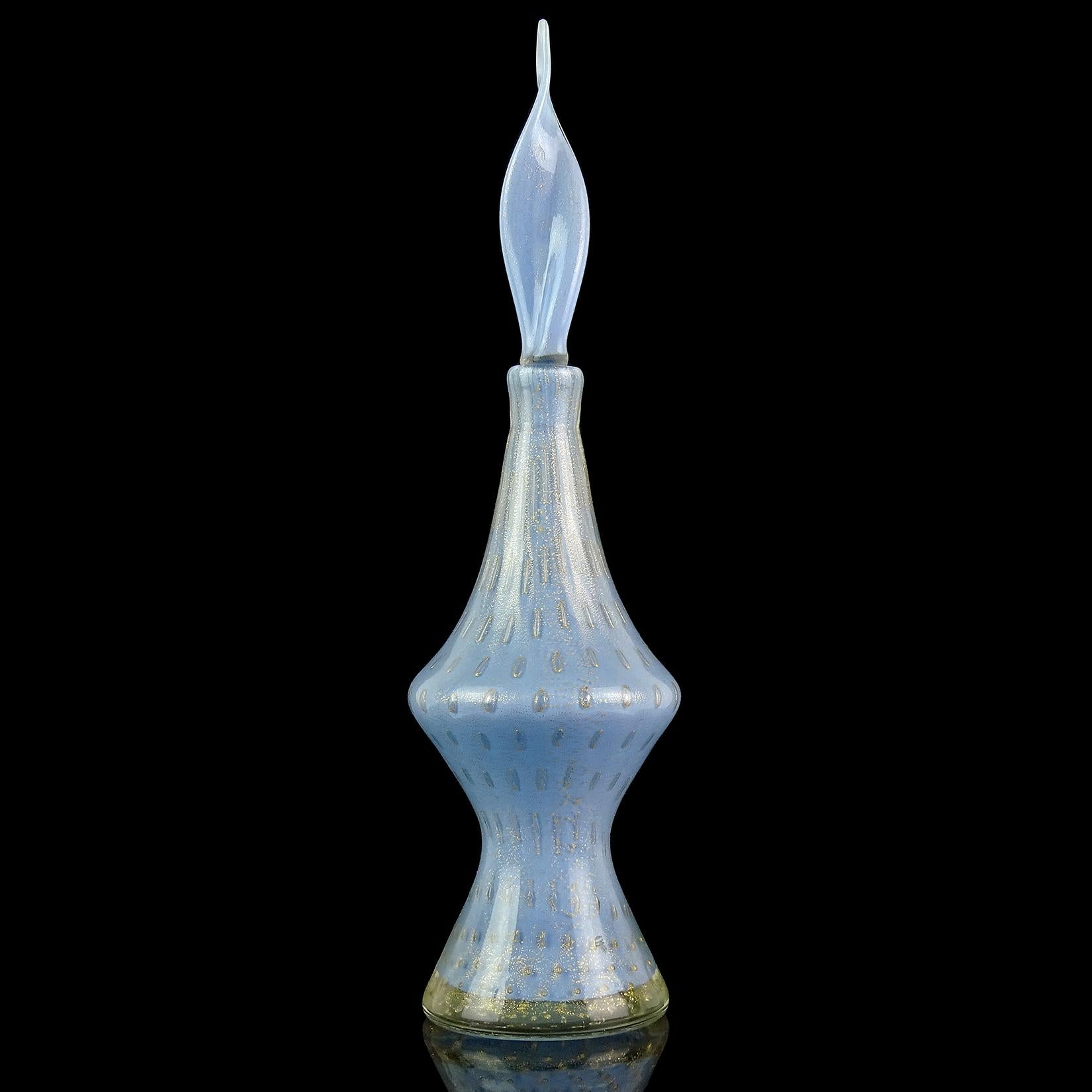 Precioso decantador vintage de frasco de perfume de cristal artístico italiano de Murano soplado a mano de color azul empolvado, con burbujas controladas y motas doradas. Documentado al diseñador Alfredo Barbini, hacia la década de 1950. Botella con