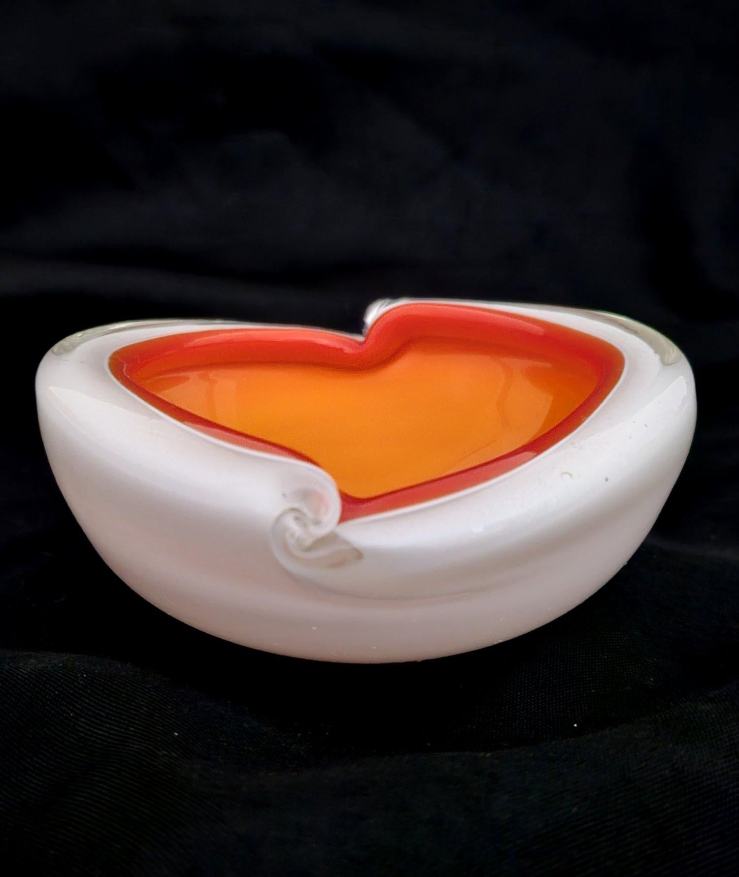 Alfredo Barbini Murano Cased Glass Bowl, Shell Motif
May function as an ashtray, bowl, trinket dish, or similar vessel, or as a unique art piece for display.
Colors: Orange, red, & white
Type: Hand blown glass
Design: Shell / Biomorphic/