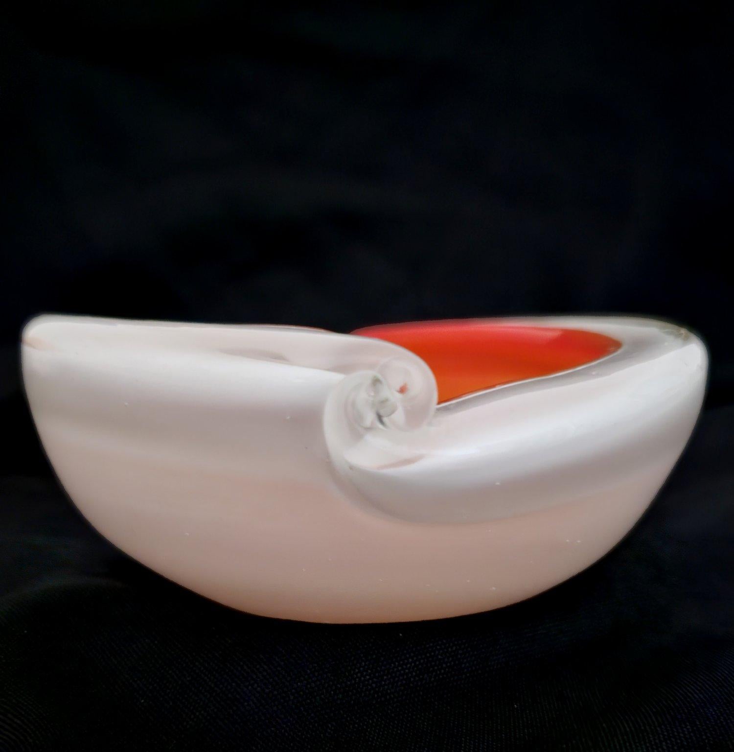 Mid-Century Modern Alfredo Barbini Murano Cased Glass Bowl, Shell Motif For Sale