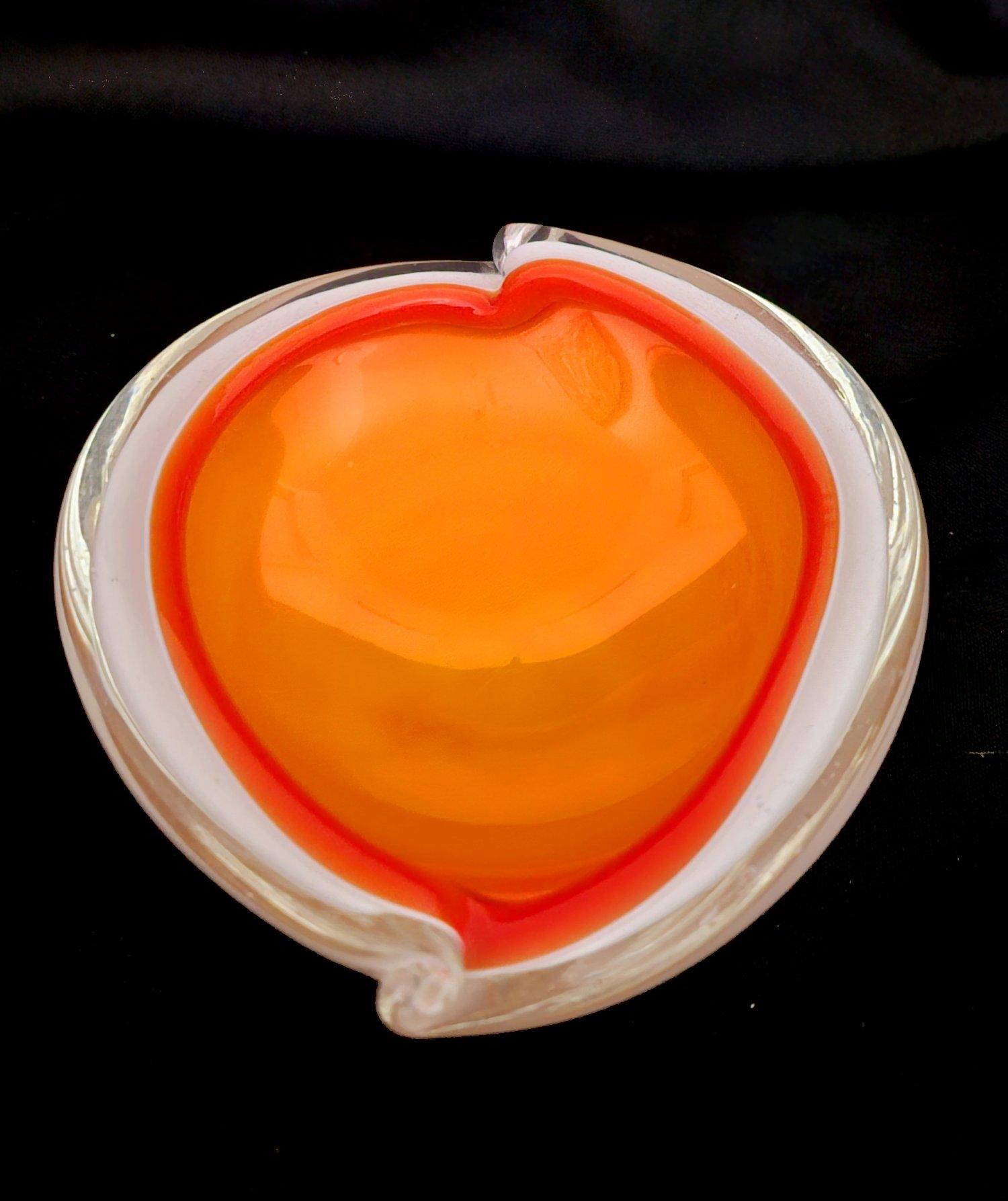 Italian Alfredo Barbini Murano Cased Glass Bowl, Shell Motif For Sale
