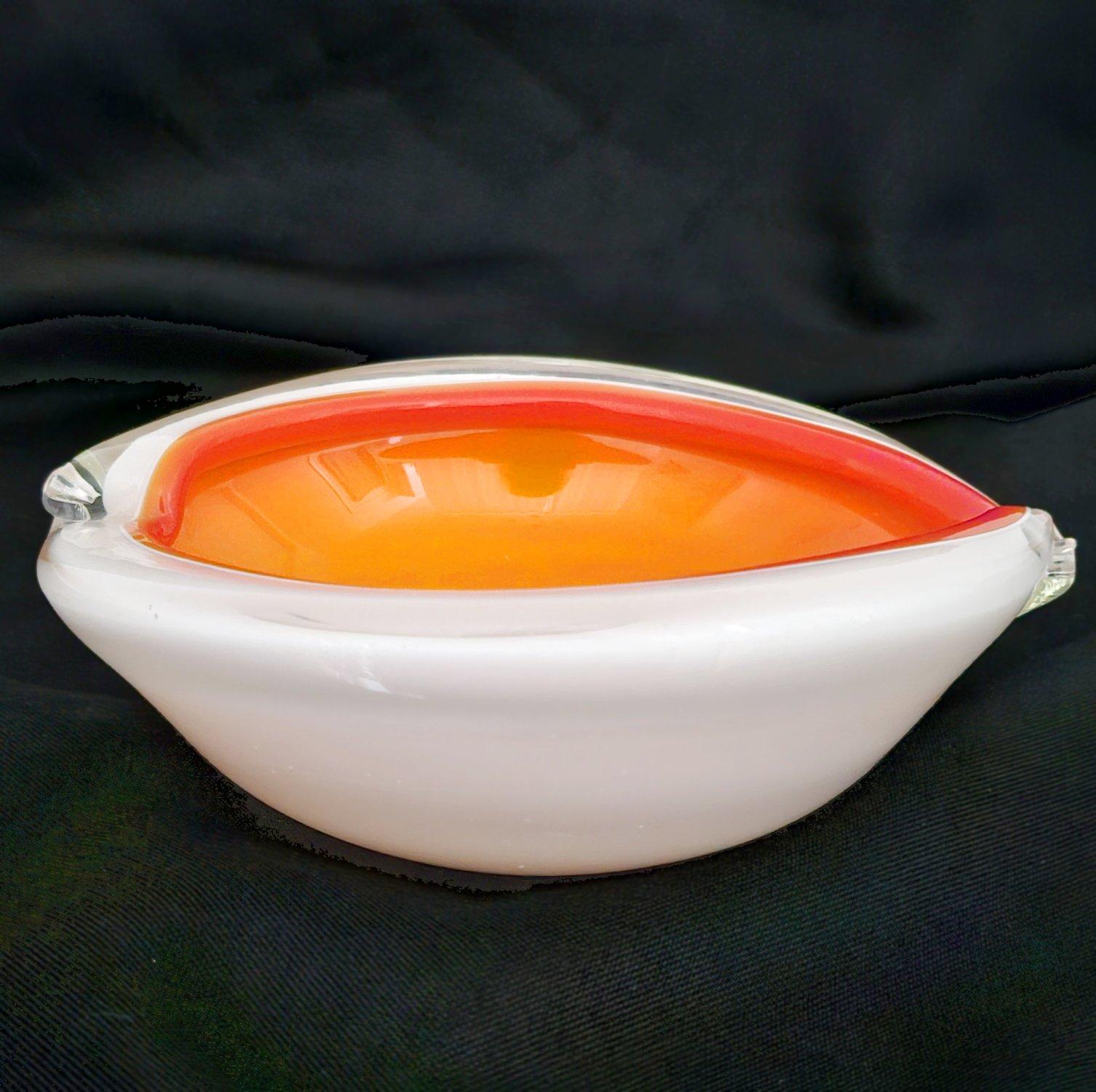 Other Alfredo Barbini Murano Cased Glass Bowl, Shell Motif For Sale