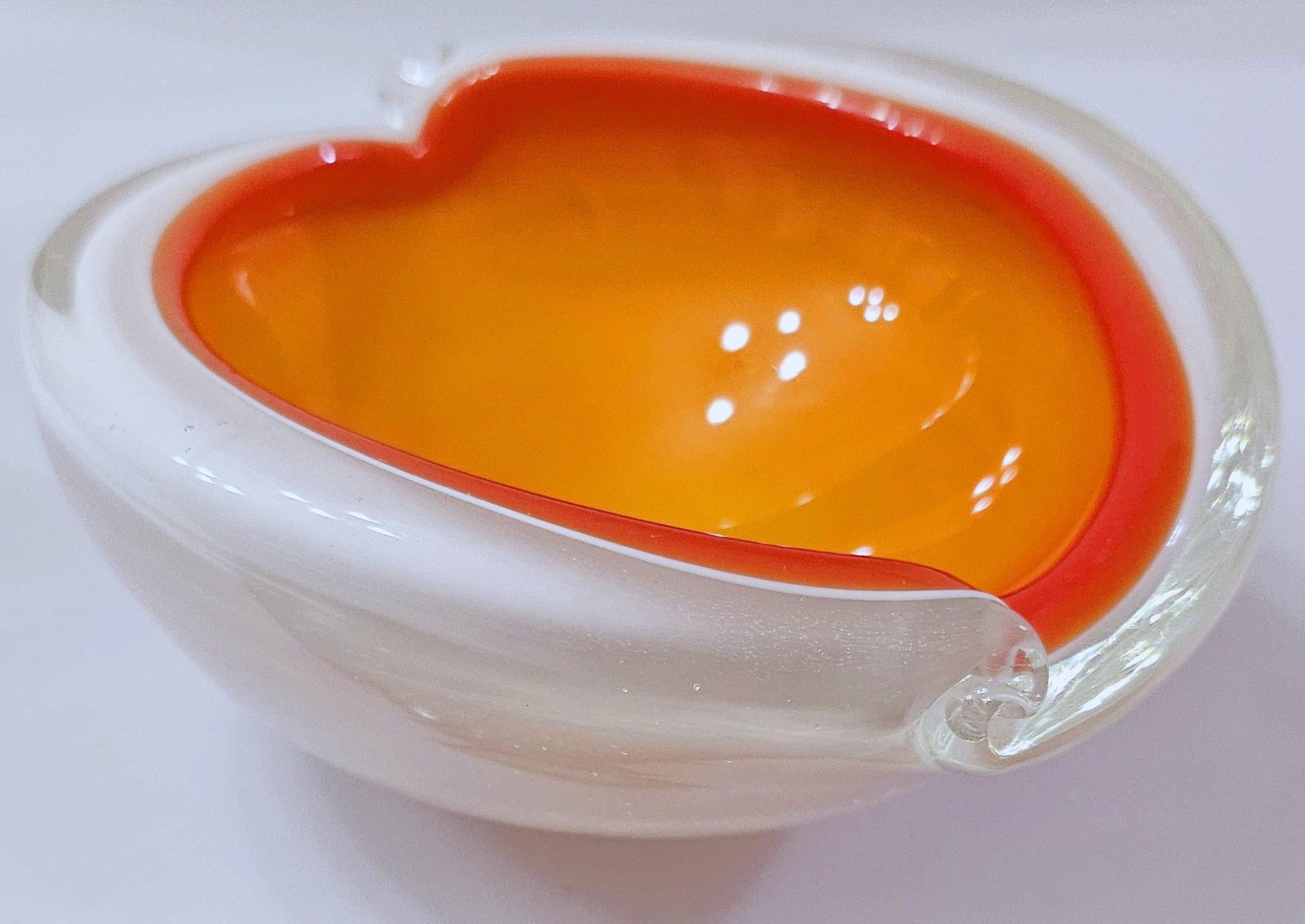 Alfredo Barbini Murano Cased Glass Bowl, Shell Motif For Sale 1