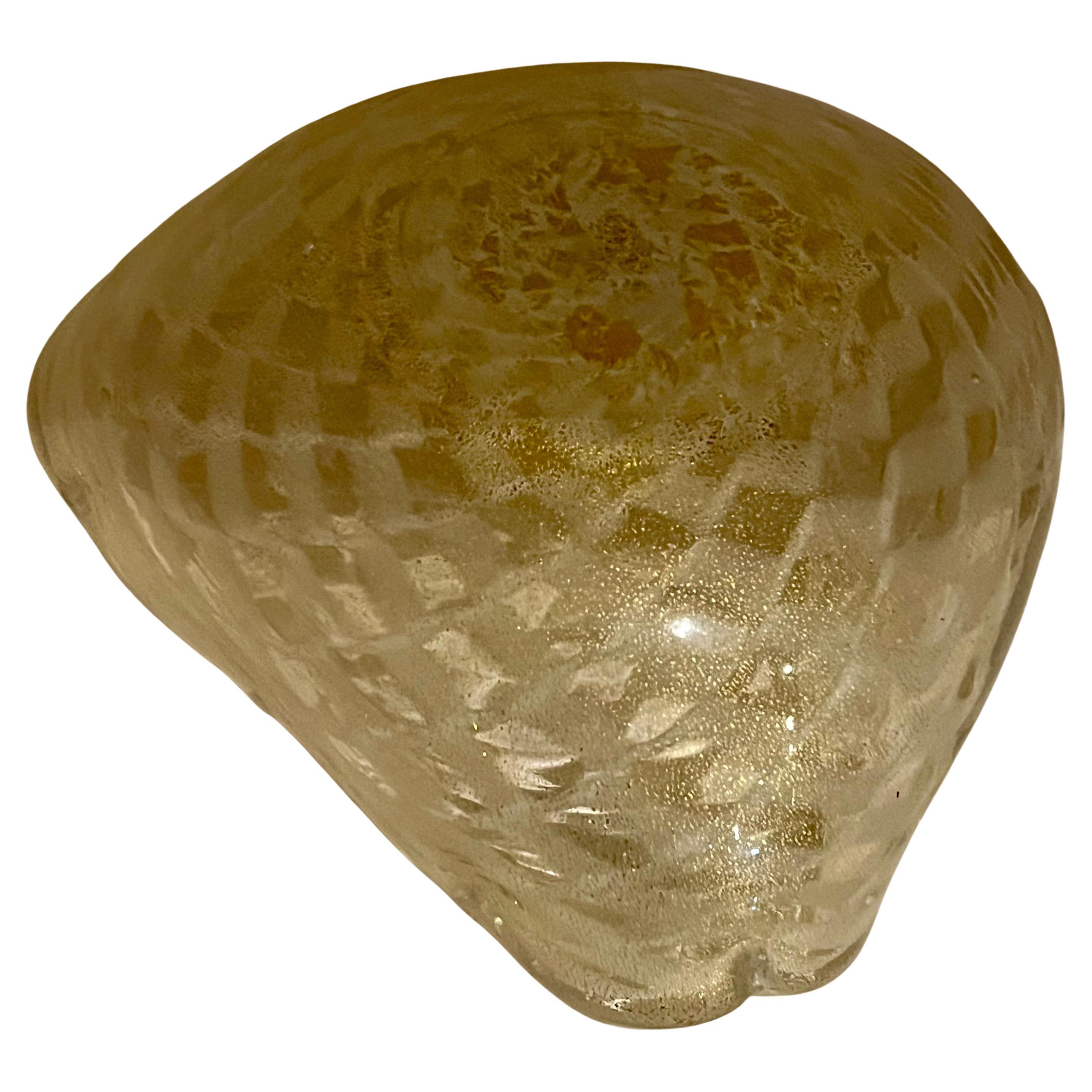 Precioso cuenco decorativo vintage de Murano soplado a mano de forma libre, blanco, claro y con motas doradas. Documentado al diseñador Alfredo Barbini pan de oro en el interior y el exterior. Pieza llamativa en cualquier habitación. Puede