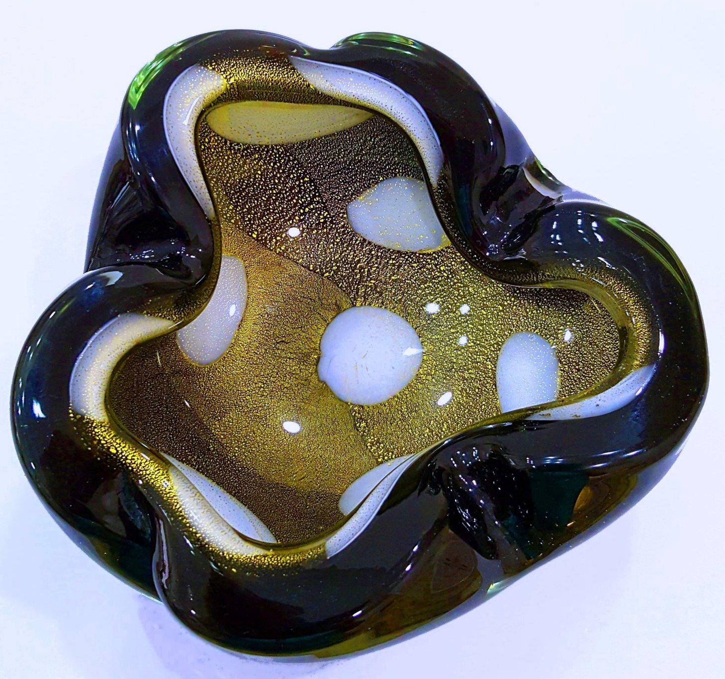 Alfredo Barbini Cuenco/Cenicero de cristal de Murano, negro con pentoni y polveri dorado.
***AVISO: NUESTRA TIENDA 1ST DIBS CIERRA A FINALES DE MAYO***
Esta rara y significativa pieza de cristal de Murano moderno de mediados de siglo ha sido