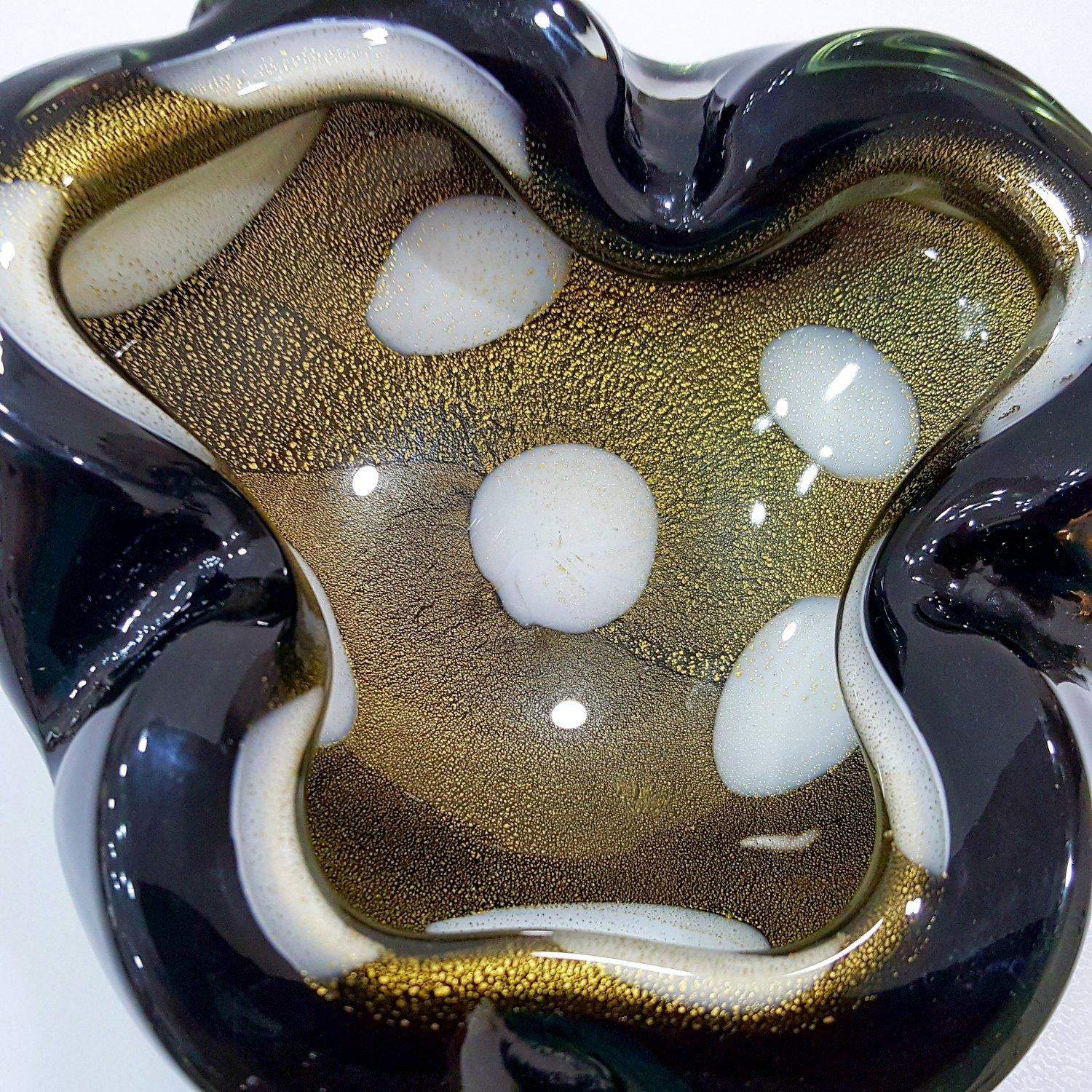 Alfredo Barbini Cuenco/Cenicero de cristal de Murano, negro con pentoni y polveri dorados Moderno de mediados de siglo en venta