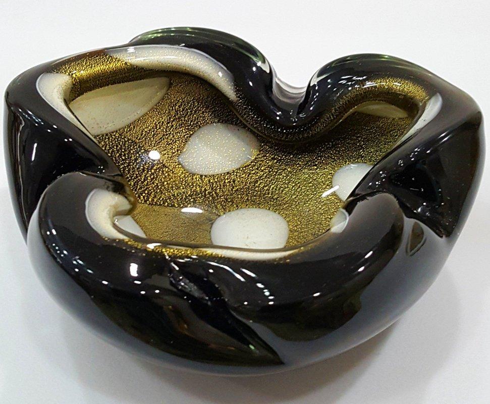 Alfredo Barbini Cuenco/Cenicero de cristal de Murano, negro con pentoni y polveri dorados siglo XX en venta