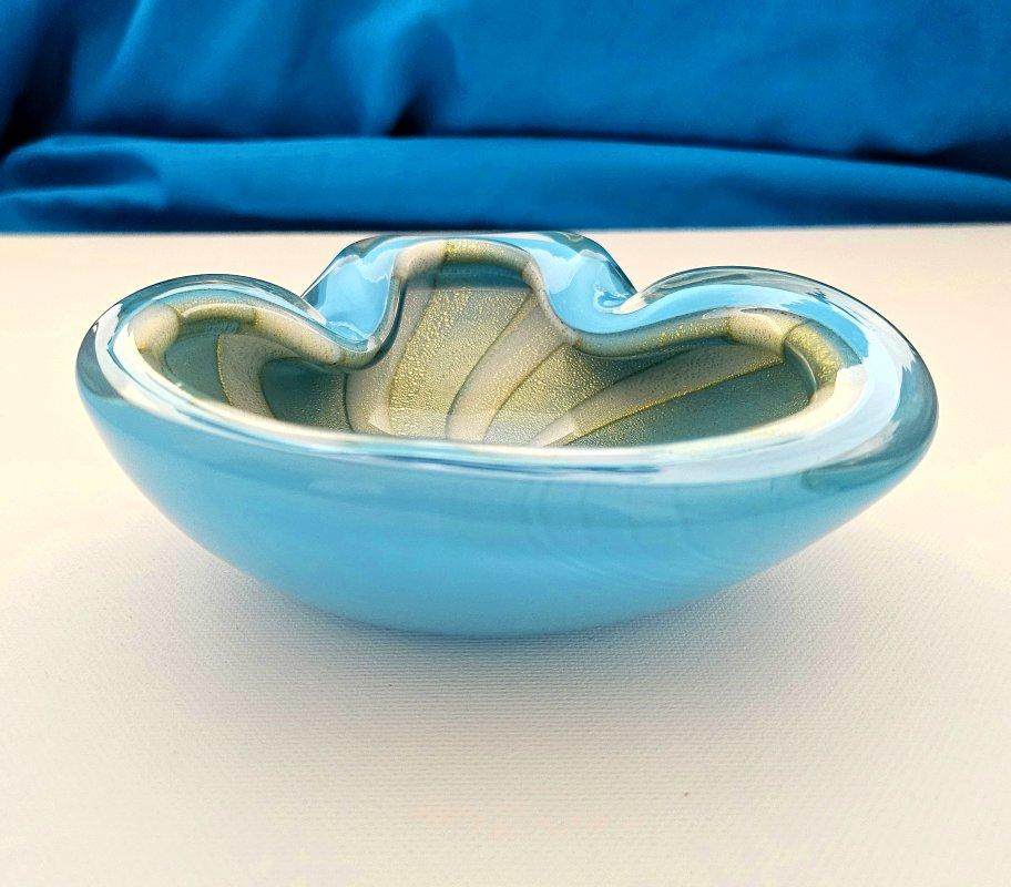 Ciotola in vetro di Murano di Alfredo Barbini, Blu con foglie d'oro/Polveri, Tenda del circo 
Il famigerato disegno della tenda da circo blu e oro, una delle opere più ricercate di Murano / Barbini.  Non presenta né scheggiature né crepe, anche se