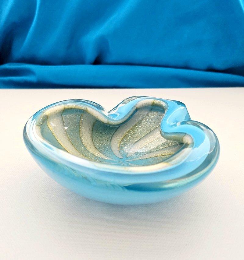 Mid-Century moderno Ciotola in vetro di Murano di Alfredo Barbini, Blu con foglie d'oro/Polveri, Tenda del circo in vendita