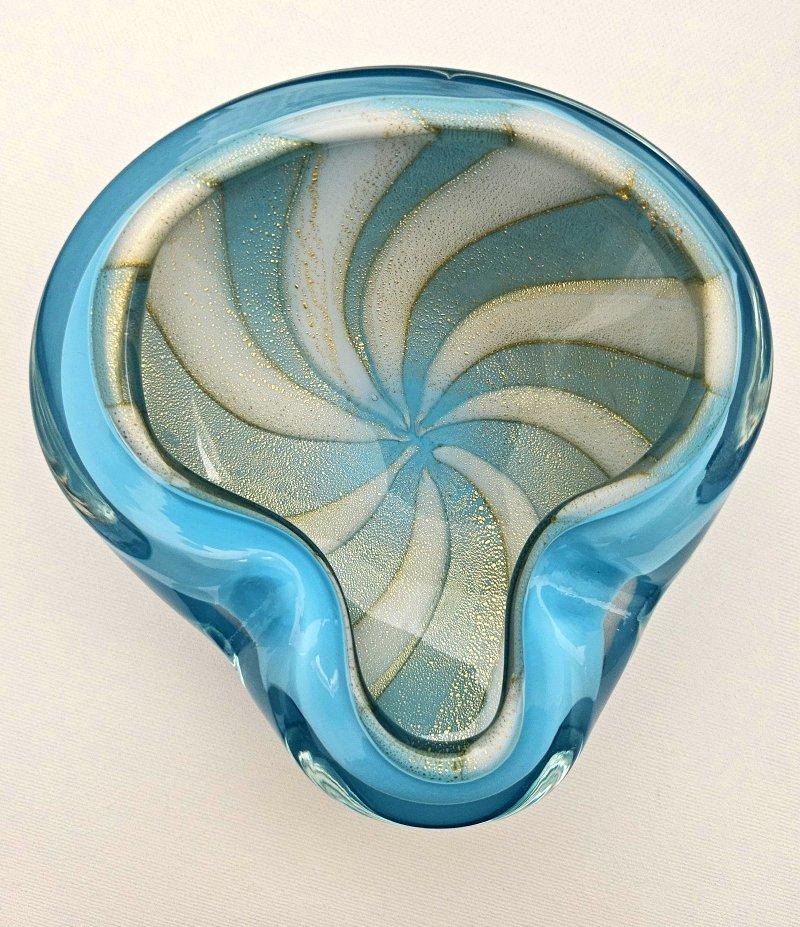 Vetro di Murano Ciotola in vetro di Murano di Alfredo Barbini, Blu con foglie d'oro/Polveri, Tenda del circo in vendita