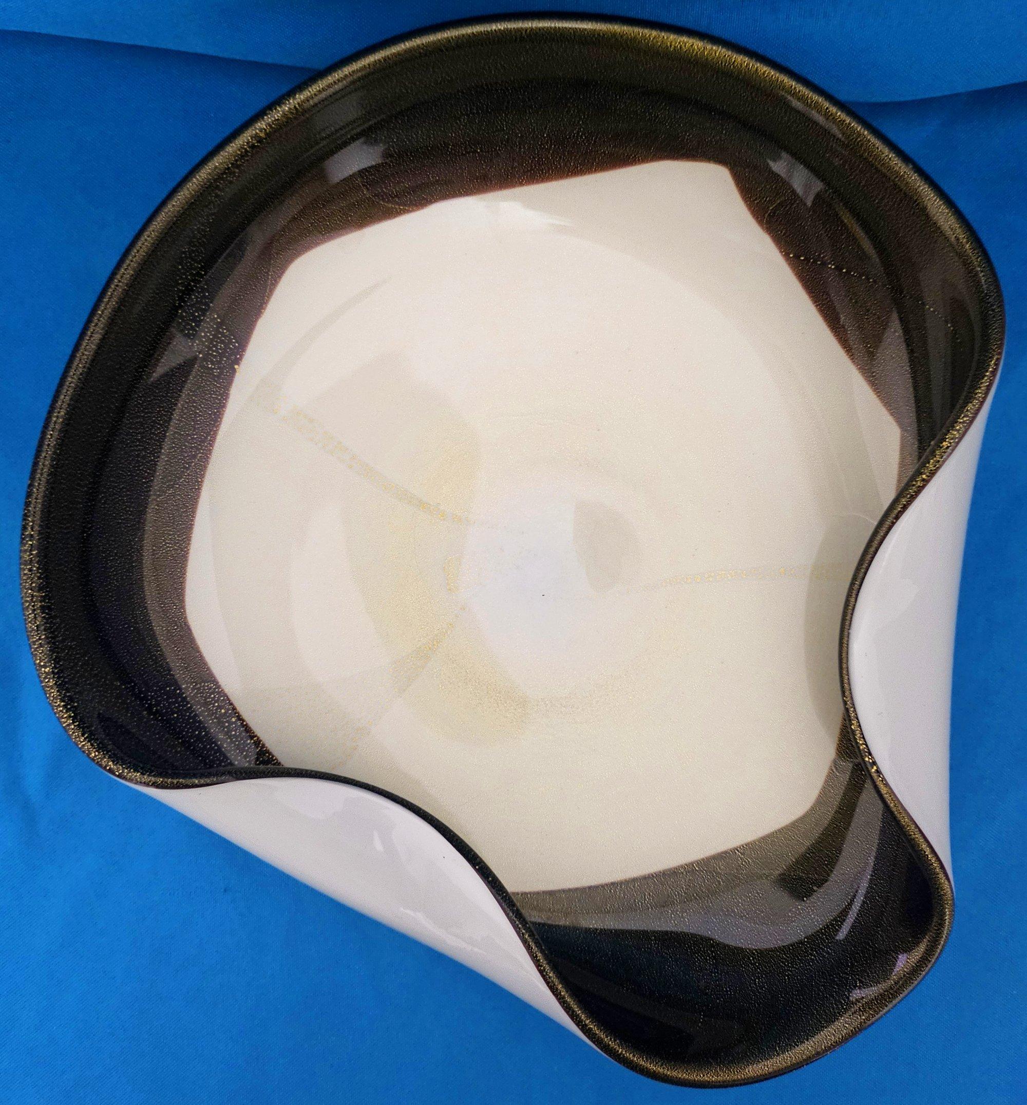 Alfredo Barbini Murano Glass Bowl / Dish with Gold, Large, Rare / Hard to Find. 
Il s'agit d'une pièce vraiment magnifique avec beaucoup de feuilles d'or/polveri d'or dans un verre chocolat et blanc par le célèbre maestro de Murano Alfredo Barbini.
