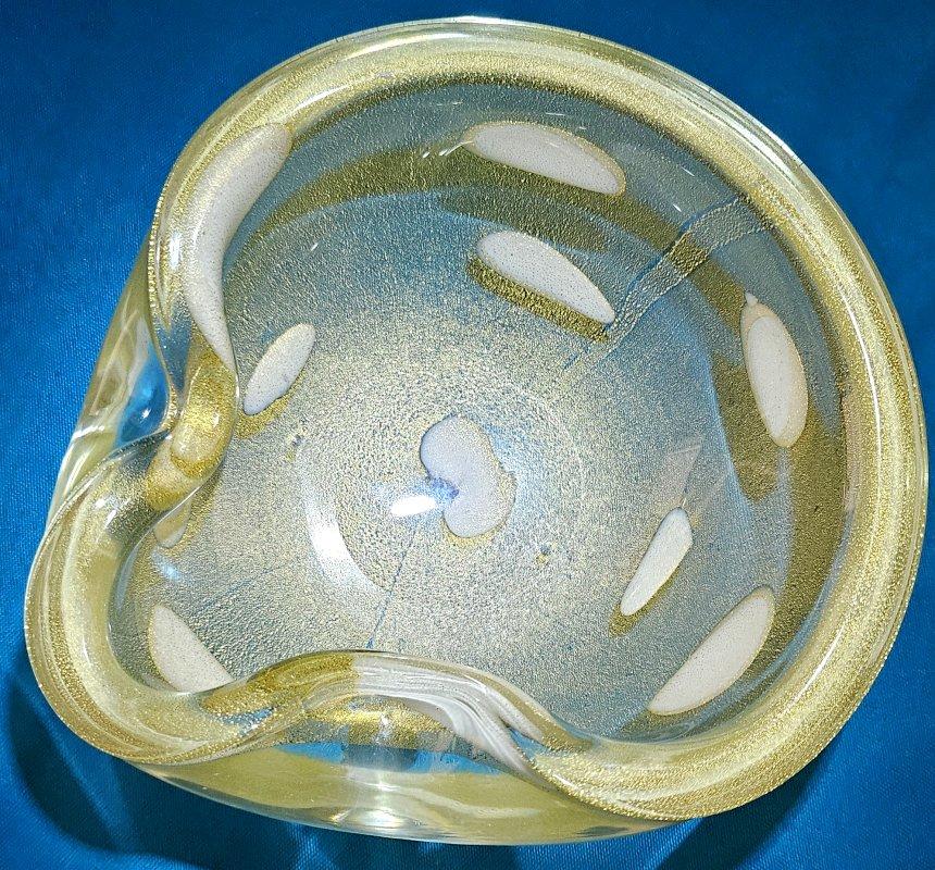 Ciotola in vetro di Murano di Alfredo Barbini, Polveri d'oro con Pentoni bianchi (macchie). 
*****NOTICE: Il nostro negozio 1stDibs si prenderà presto una pausa, quindi il prezzo è temporaneamente più basso.*****
Questo è stato documentato da altri