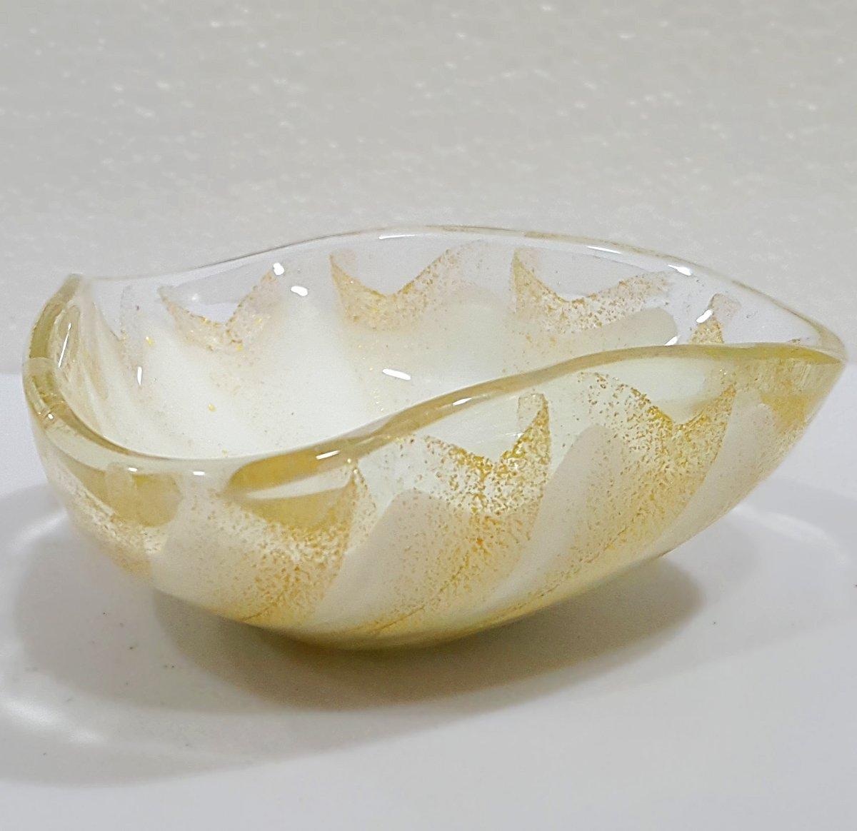 Alfredo Barbini Murano Glass Bowl, Lattimo with Gold Polveri - vintage
 Nice vintage condition. We found no chips or cracks. 
This little Murano glass bowl by master glass artist Alfredo Barbini is in great vintage condition.  It measures about 4
