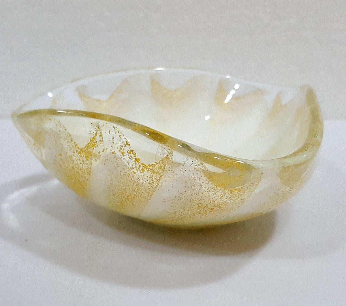 Italian Alfredo Barbini Murano Glass Bowl, Lattimo with Gold Polveri - vintage For Sale
