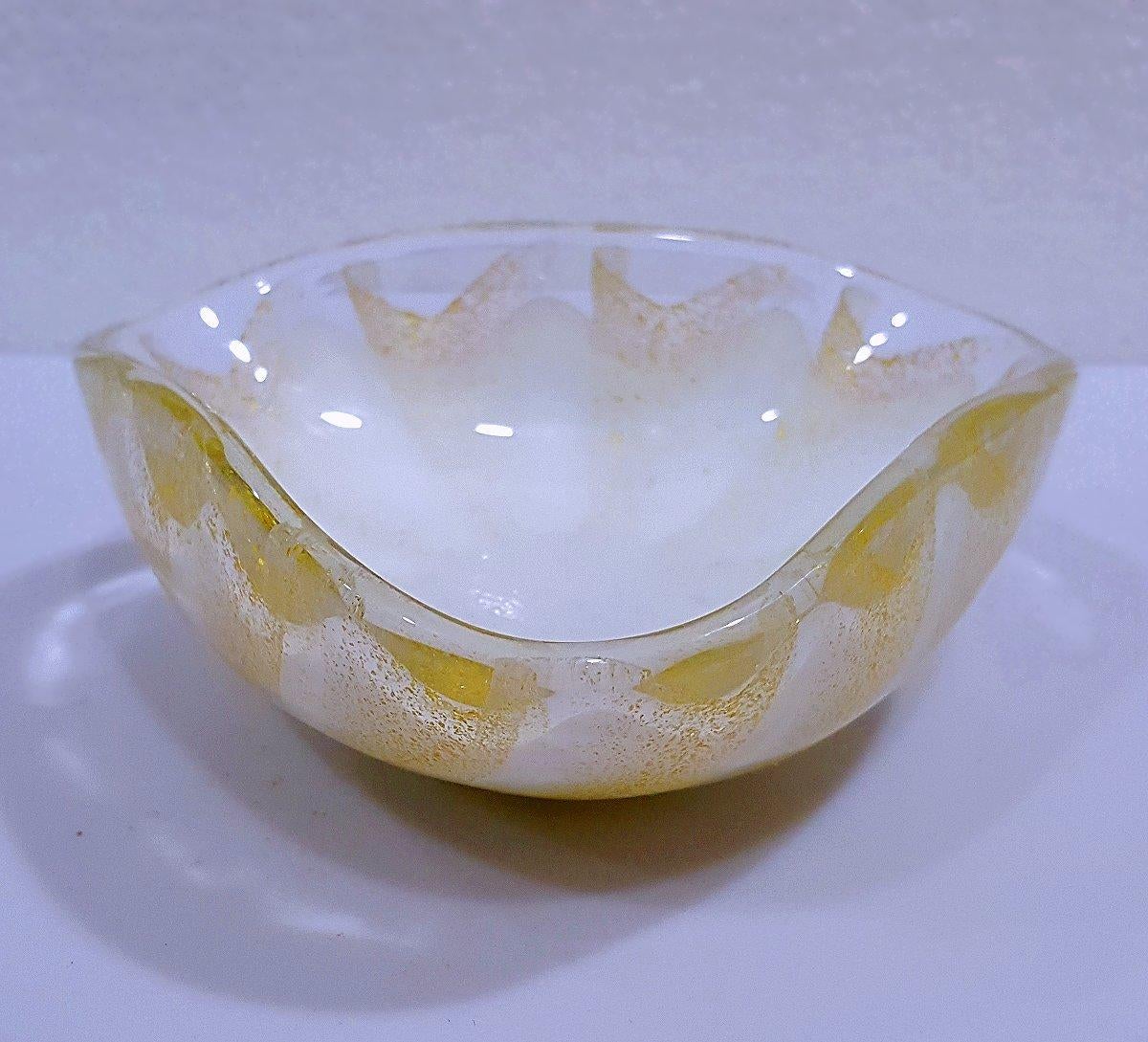 Other Alfredo Barbini Murano Glass Bowl, Lattimo with Gold Polveri - vintage For Sale