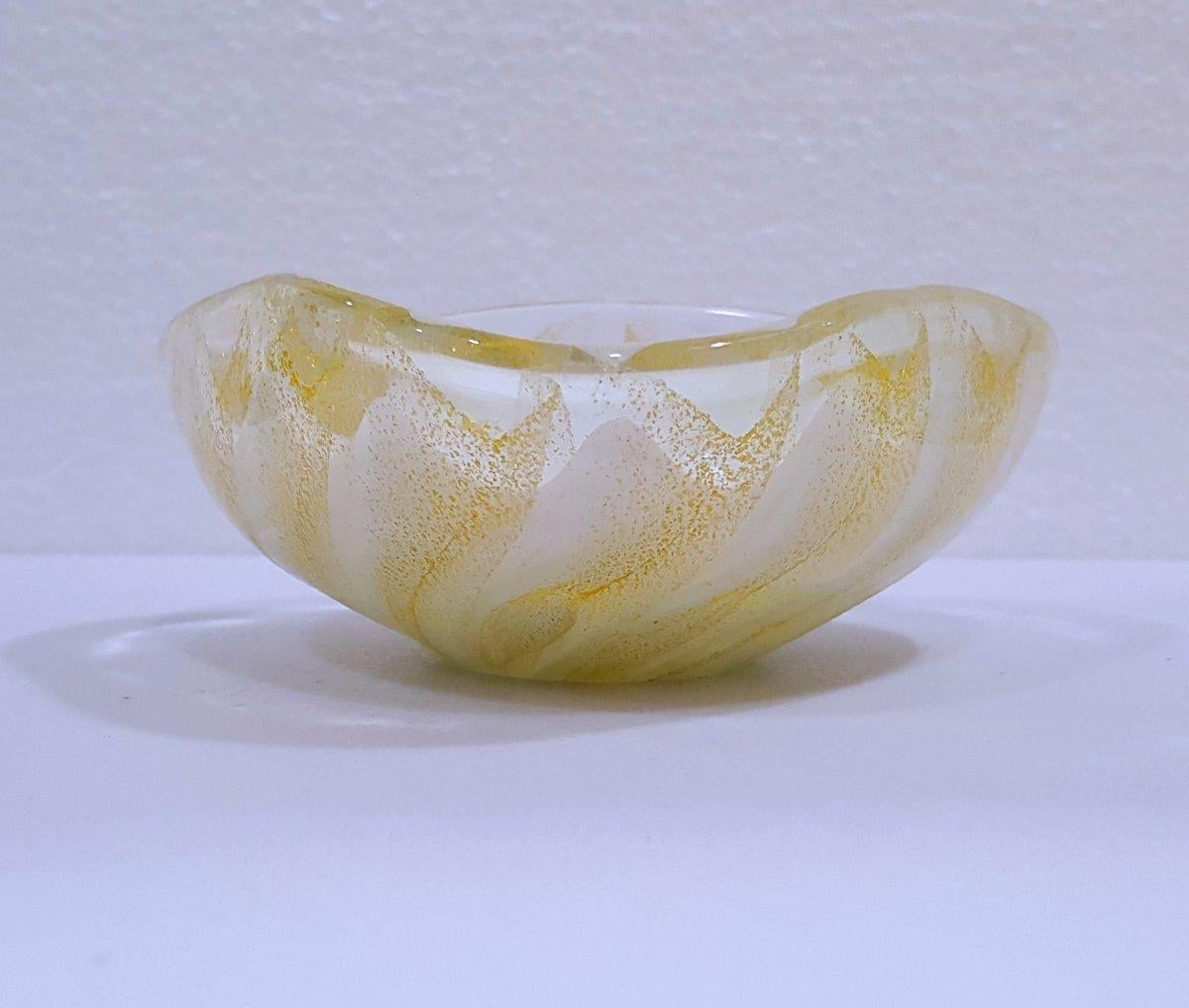 Alfredo Barbini Murano Glass Bowl, Lattimo with Gold Polveri - vintage For Sale 1