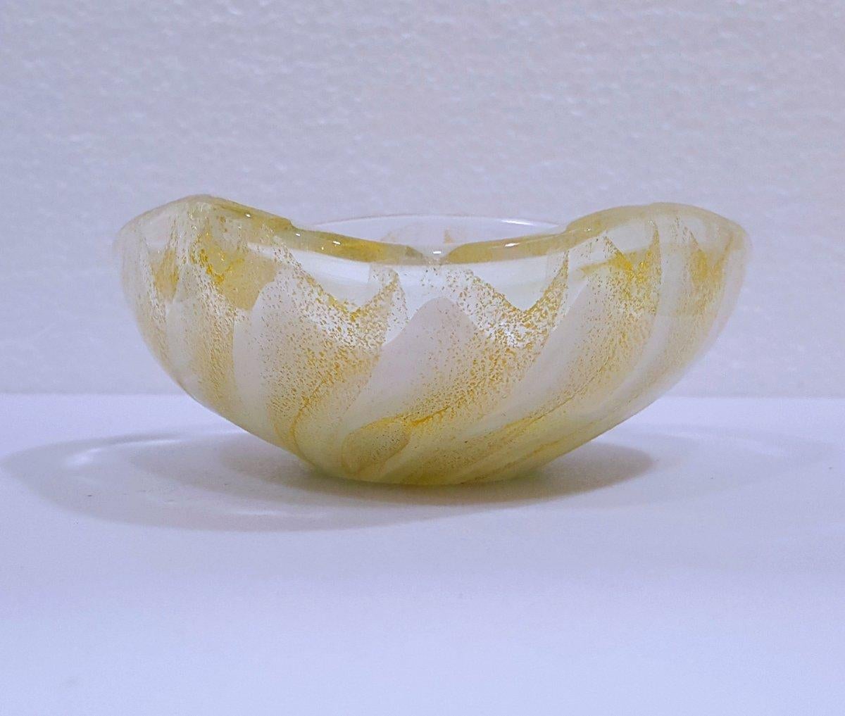Vetro Ciotola in vetro di Murano di Alfredo Barbini, Lattimo con Polveri d'oro - VENDITA CHIUSA in vendita