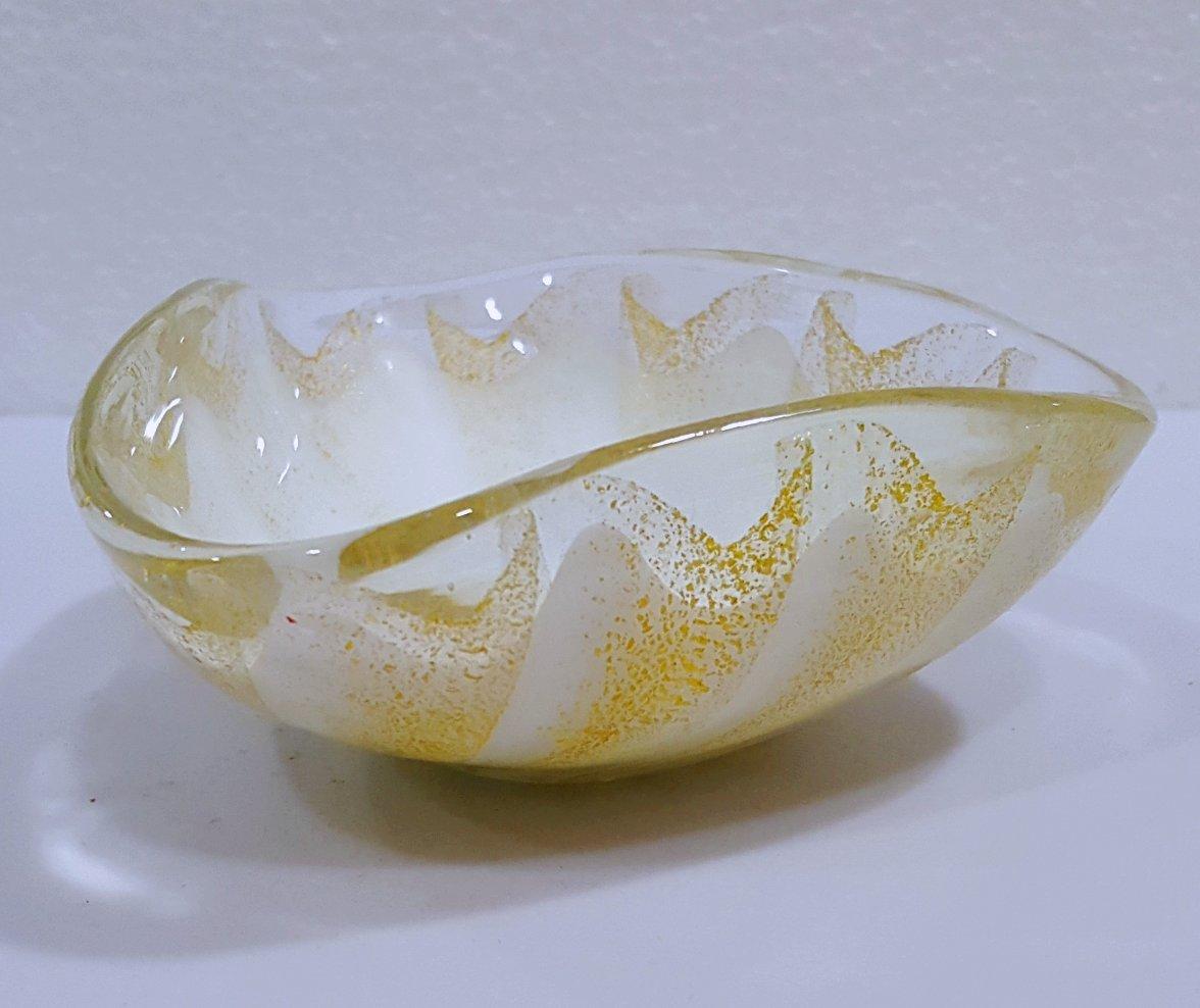 Alfredo Barbini Murano Glass Bowl, Lattimo with Gold Polveri - vintage For Sale 2