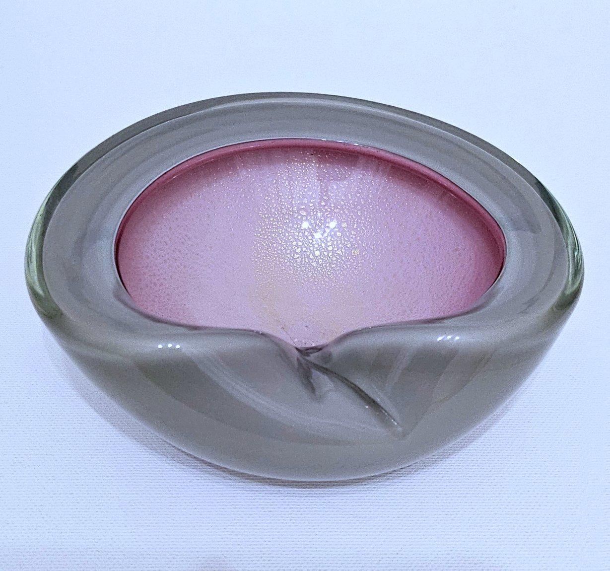 Mid-Century Modern Alfredo Barbini Murano Glass Bowl, Taupe-Gray and Pink, with Gold Leaf For Sale