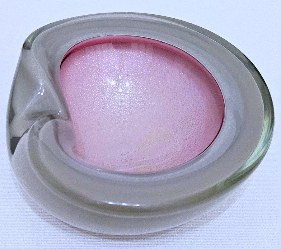 Italian Alfredo Barbini Murano Glass Bowl, Taupe-Gray and Pink, with Gold Leaf For Sale