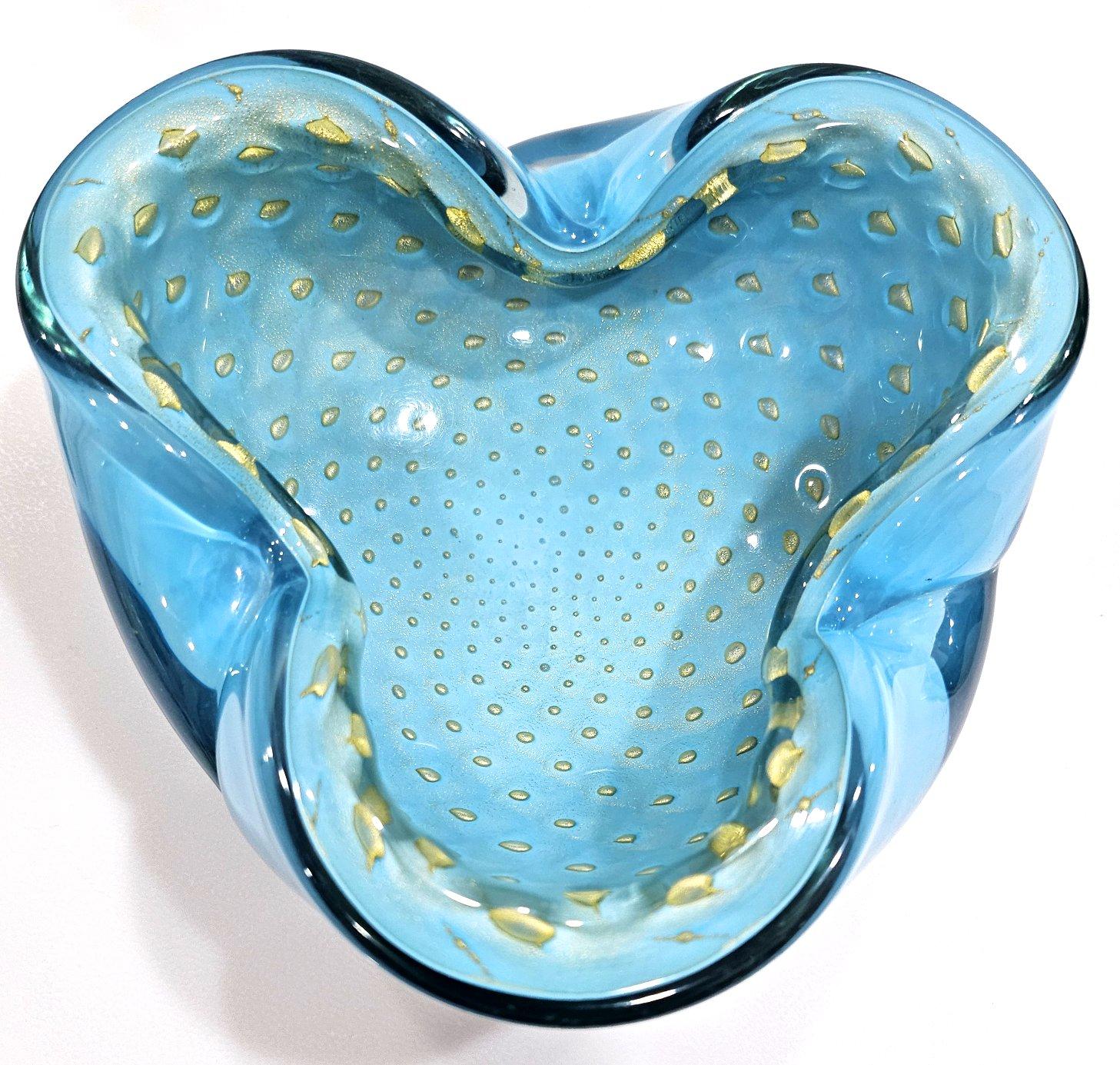 Alfredo Barbini Murano Glass Bowl with Bullicante & Gold Polveri
May function as an ashtray, bowl, trinket dish, or similar vessel, or as a unique art piece for display.
Colors: Light blue with gold polveri
Type: Murano hand blown glass
Size: Apx 6