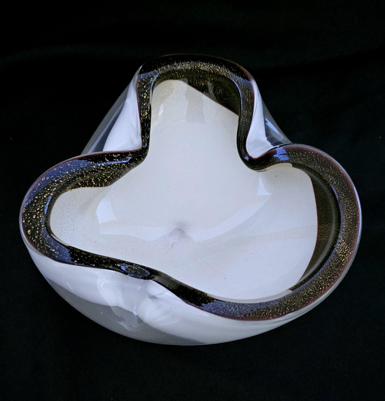 Alfredo Barbini Murano Glass Bowl with Gold Polveri / Gold Leaf - vintage .
The colored areas contain gold polveri/gold leaf. There are also subtler dustings and swirls of gold polveri in the white interior.
Colors: White, brown w/appearance of dark