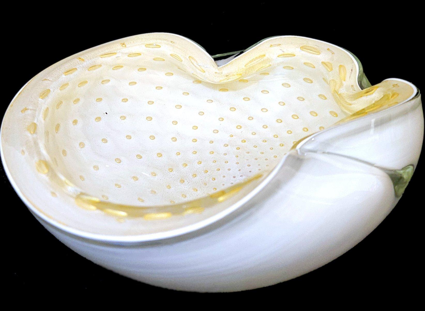 Alfredo Barbini Murano Glass Bullicante Bowl/Vide Poche with Gold Polveri
Measures about 7 x 7 x 2.25 inches.

Measurements are approximate and may vary throughout the piece. Please be aware that the color on your monitor and/or in your environment
