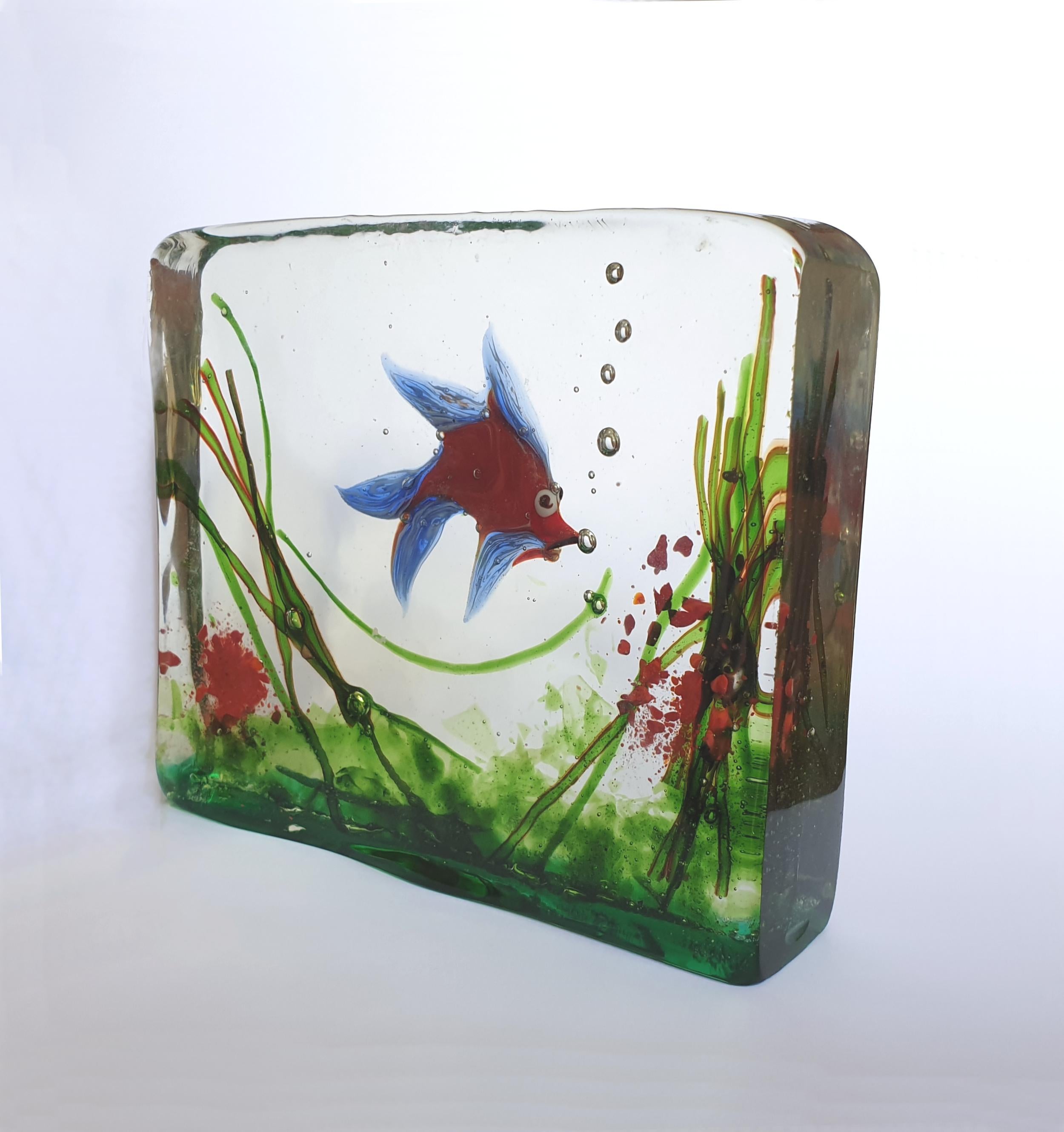 Wonderful sculpture of an aquarium tank with a red and blue fish and sea plants, with highly artistic details in blown Murano glass. Attributed to the artist Alfredo Barbini for Cenedese company. A perfect addition for decorating a midcentury living